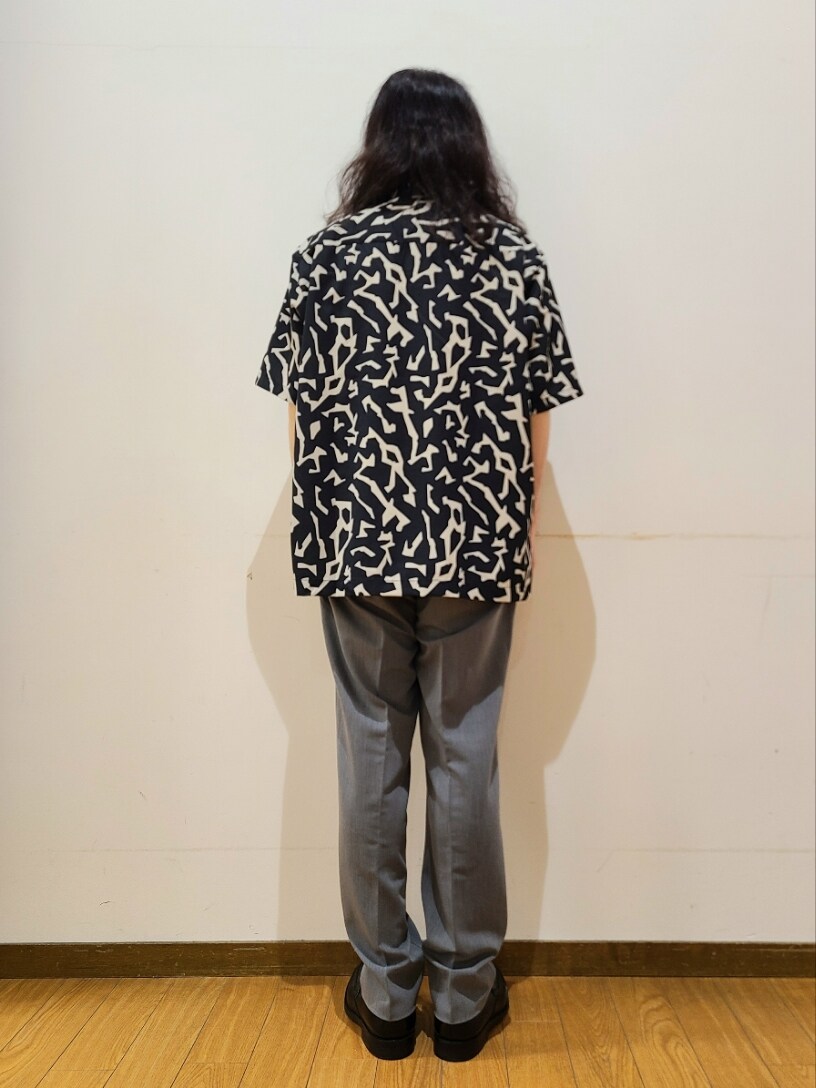 ブラック系のシャツ/ブラウス、ホワイト系のTシャツ/カットソー、グレー系のその他パンツを着用したメンズの春コーディネートの3枚目の写真
