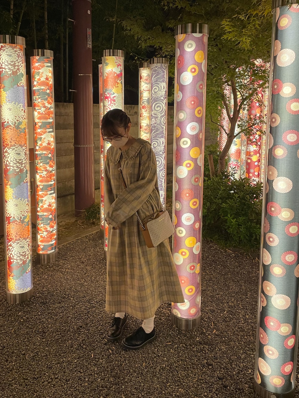 ブラック系のドレスシューズ、ホワイト系のショルダーバッグ、ベージュ系のワンピースを着用したレディースの秋コーディネートの2枚目の写真