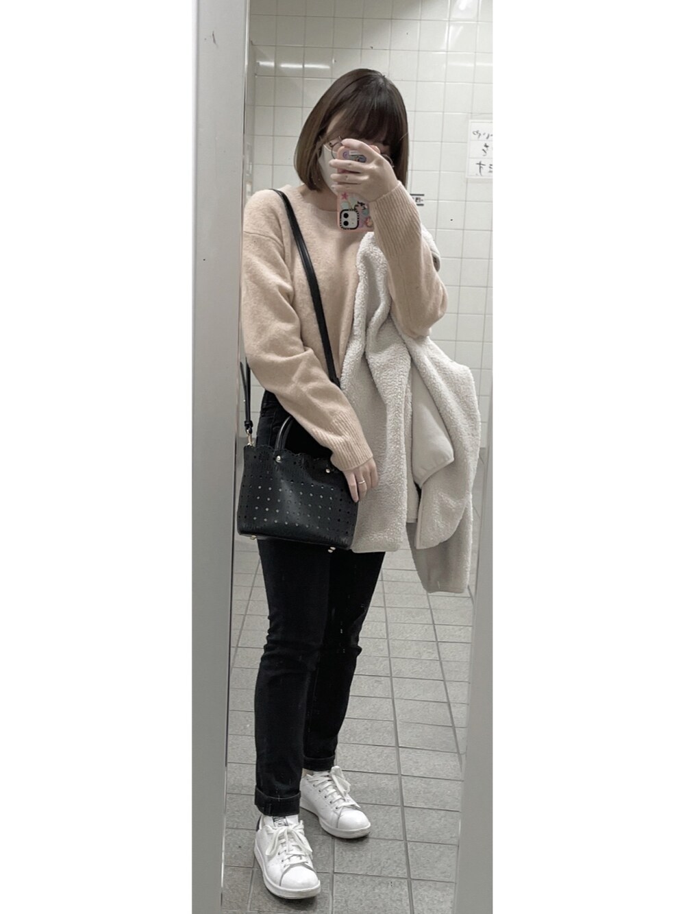 「シンプルコーデ、秋服、お出かけコーデ、秋のコーデ、プチプラ、オトナカジュアル、休日コーデ、ショルダーバッグ、デニムパンツ、いいね、save、フォローお願いします🤑、ootd、ユニクロ、低身長、今日のコーデ、低身長コーデ」｜「UNIQLOのハイライズスキニーアンクルジーンズ（ビューティコンプレッション・丈標準68cm）（デニムパンツ、ブラック系）」を使った、ミルクセーキさん（レディース・151cm）の秋コーディネートの2枚目の写真