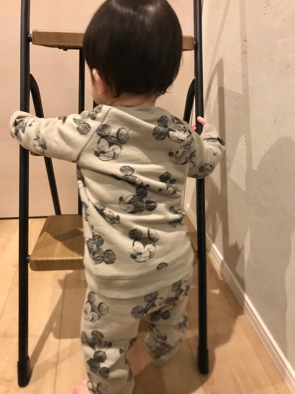 ベージュ系のルームウェアを着用したキッズの秋コーディネートの2枚目の写真