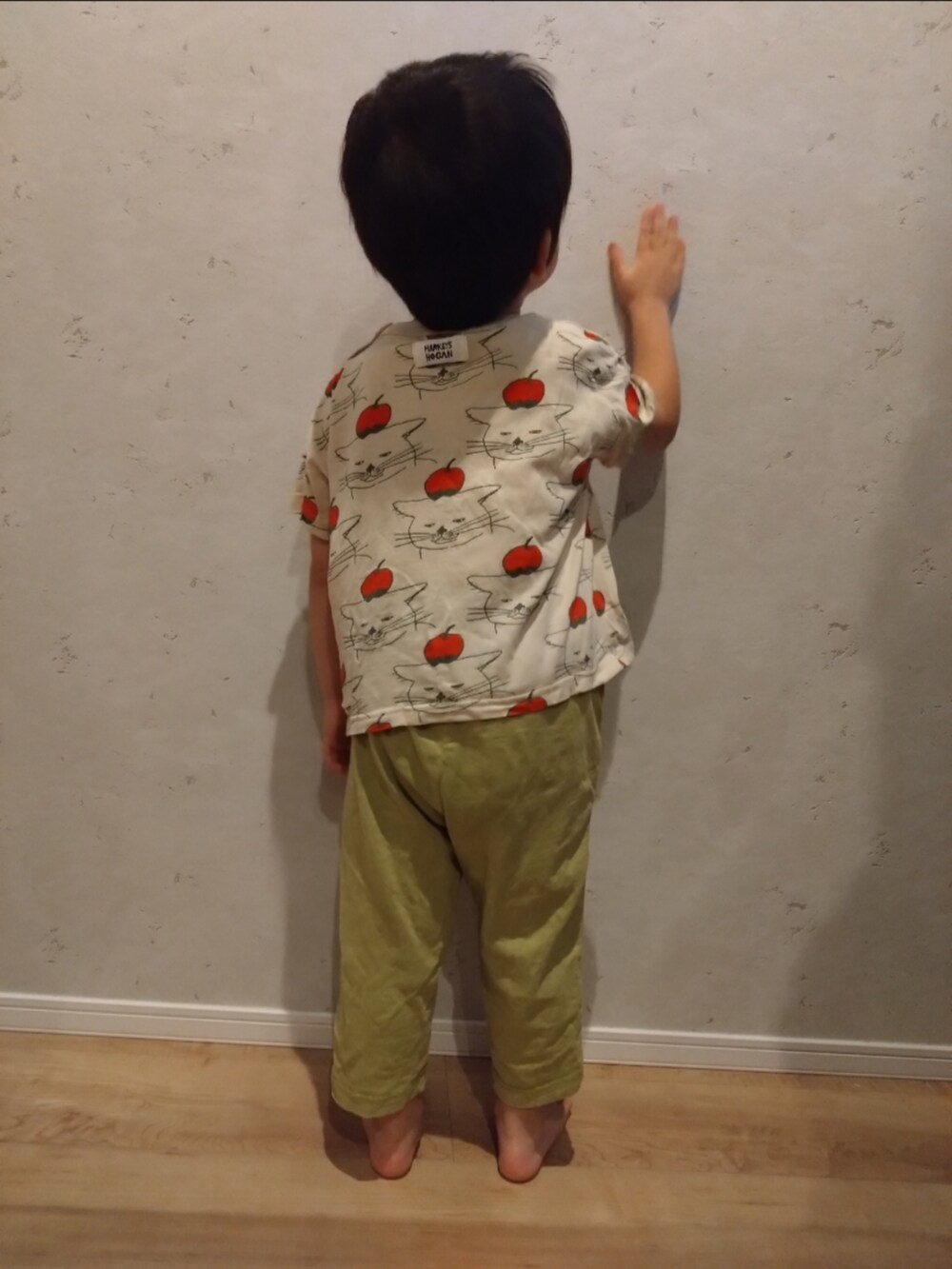 ベージュ系のトップス、グリーン系のパンツを着用したキッズの夏コーディネートの3枚目の写真