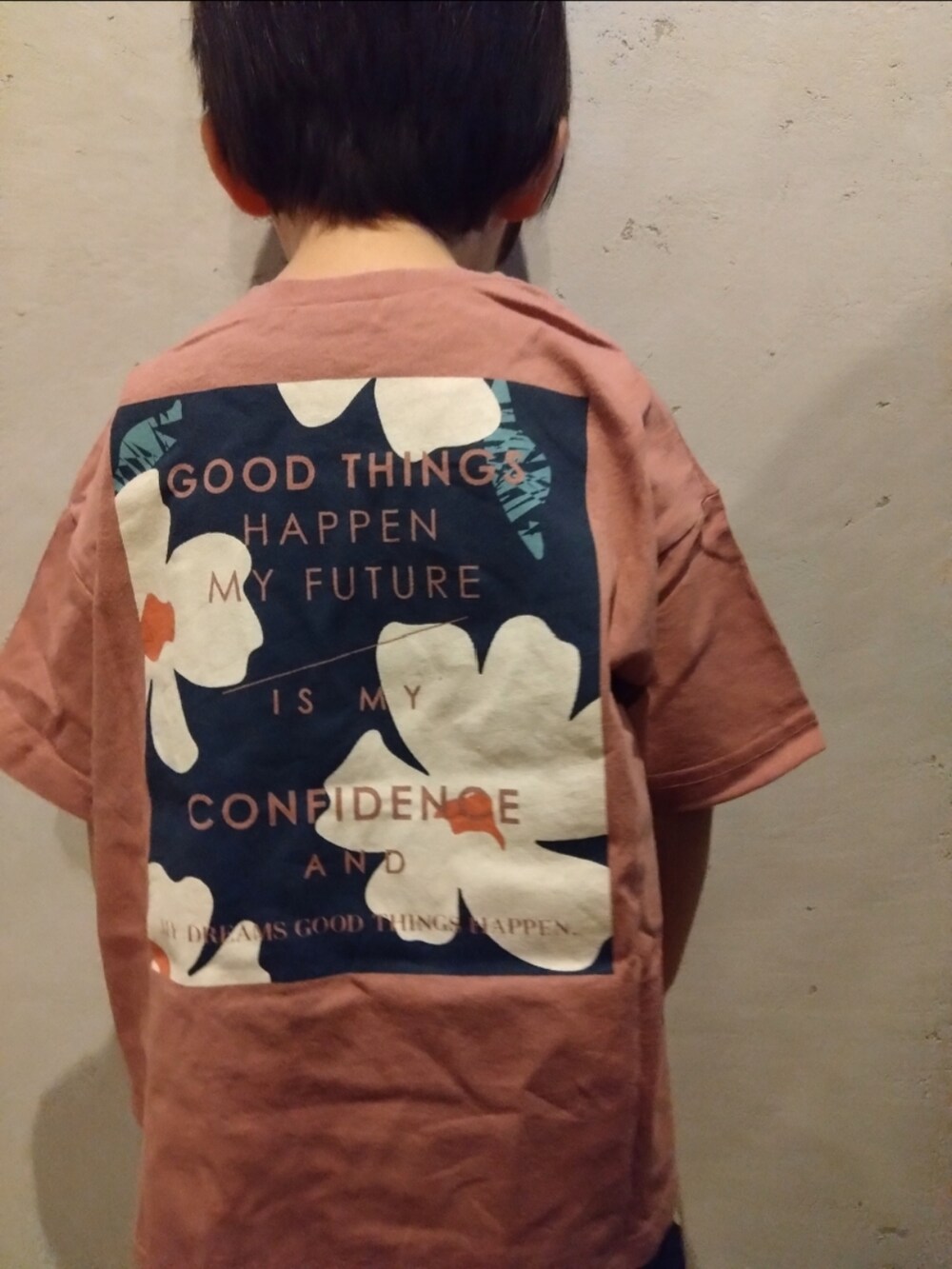 ピンク系のTシャツ/カットソー、ブルー系のパンツを着用したキッズの夏コーディネートの4枚目の写真