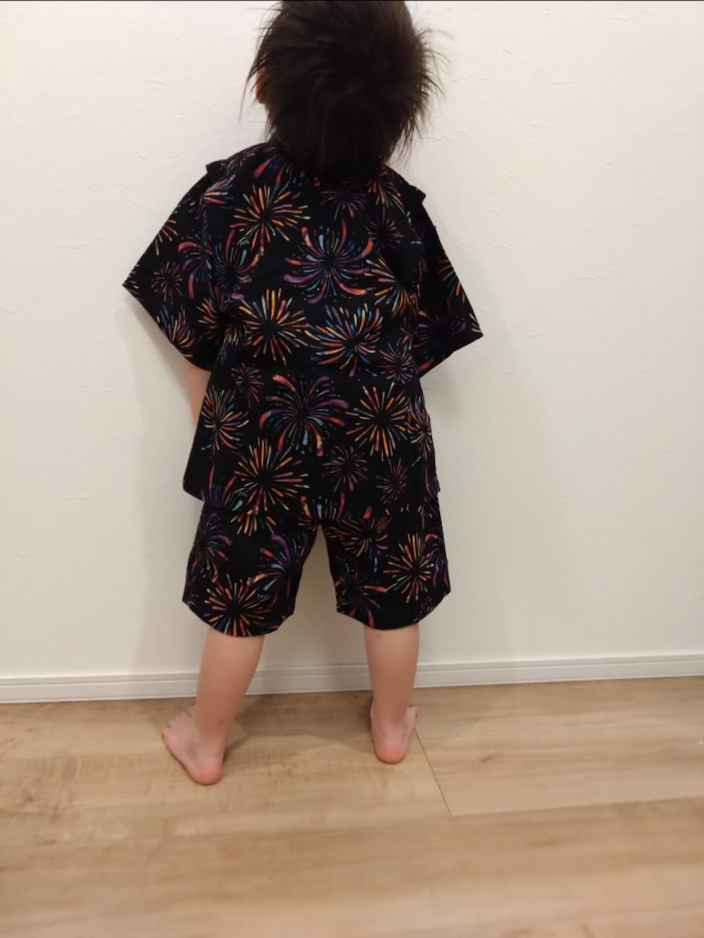 ブラック系の浴衣を着用したキッズの夏コーディネートの2枚目の写真