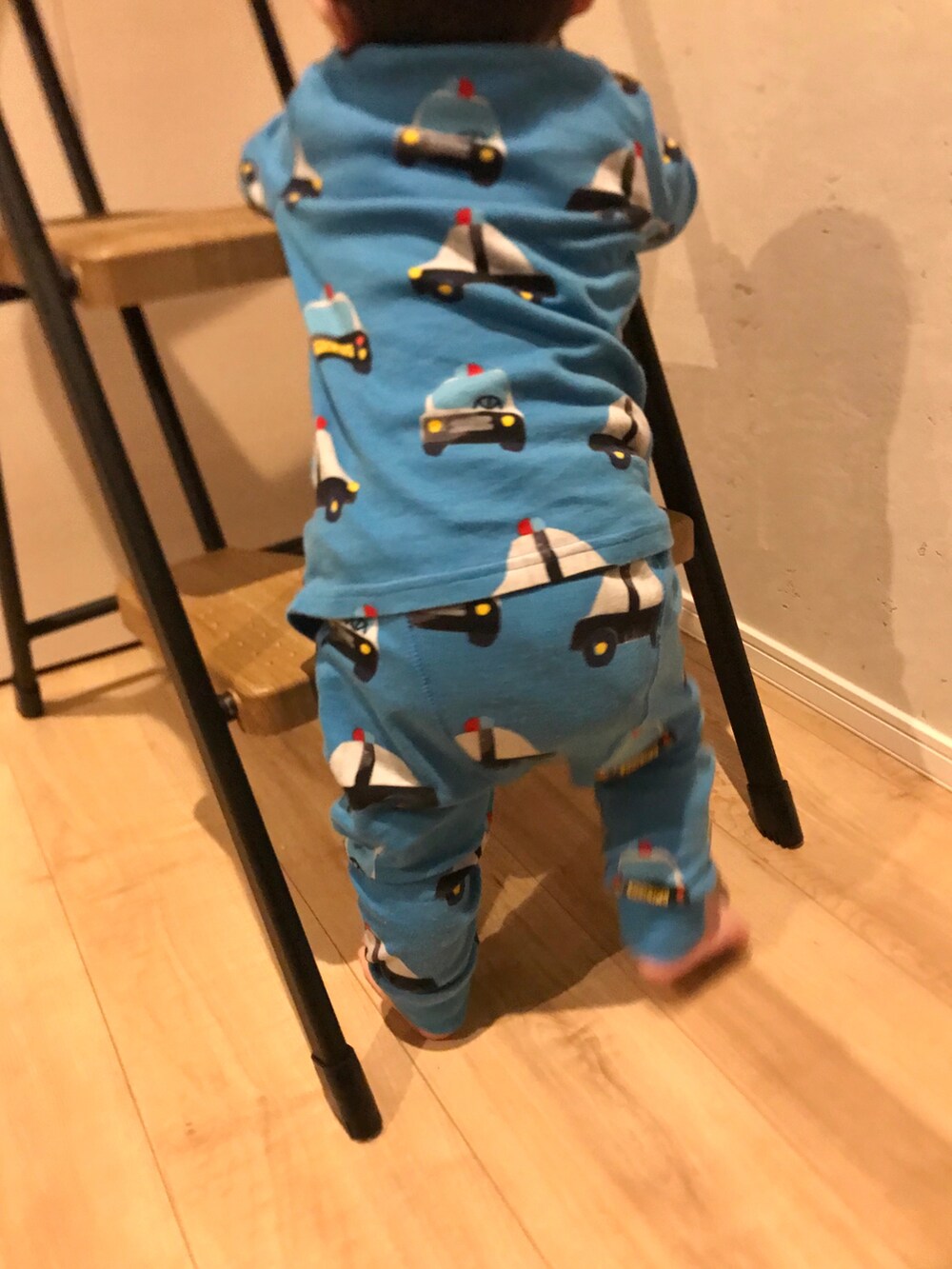 ブルー系のルームウェアを着用したキッズの秋コーディネートの2枚目の写真