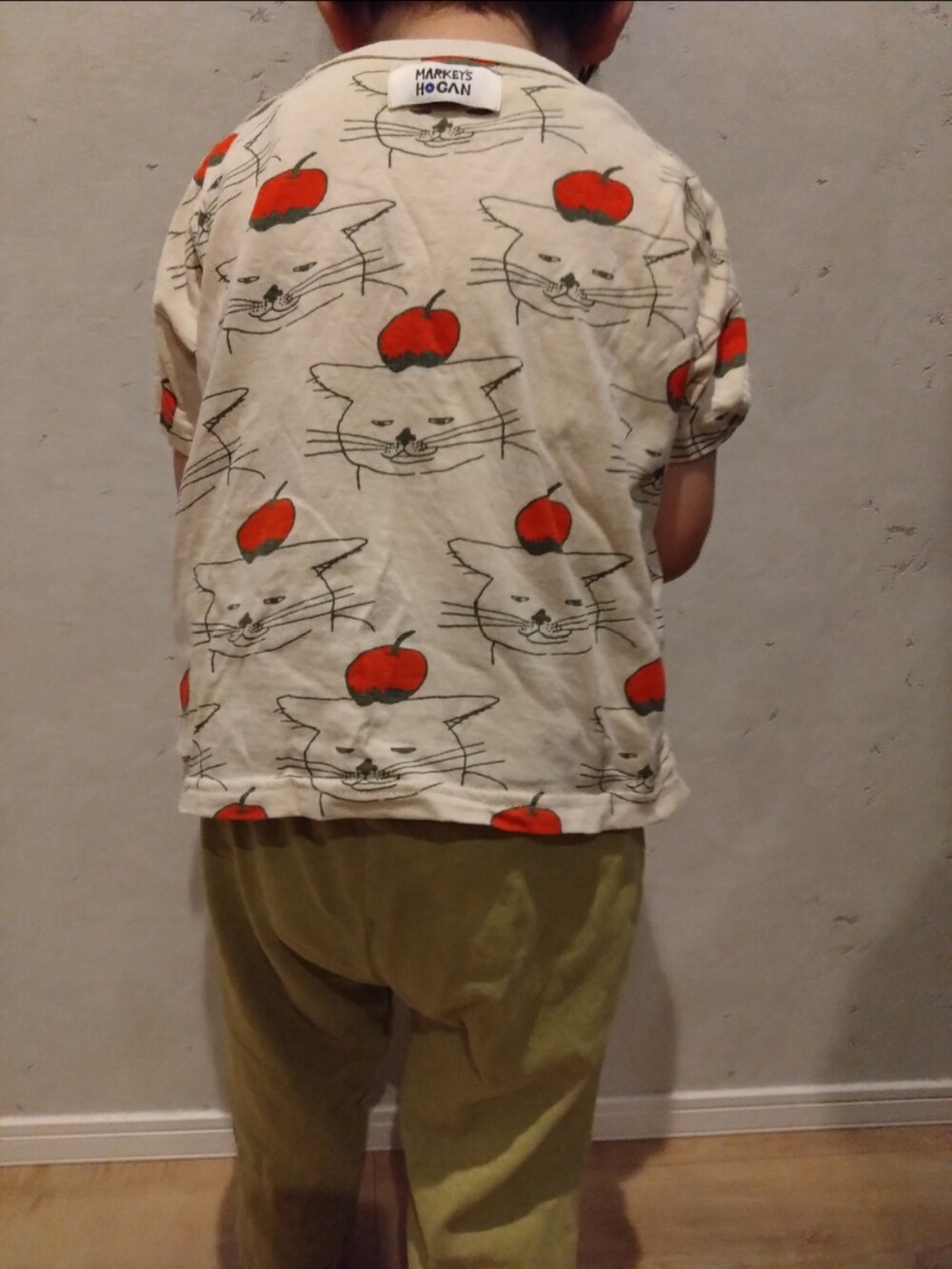 ベージュ系のトップス、グリーン系のパンツを着用したキッズの夏コーディネートの2枚目の写真