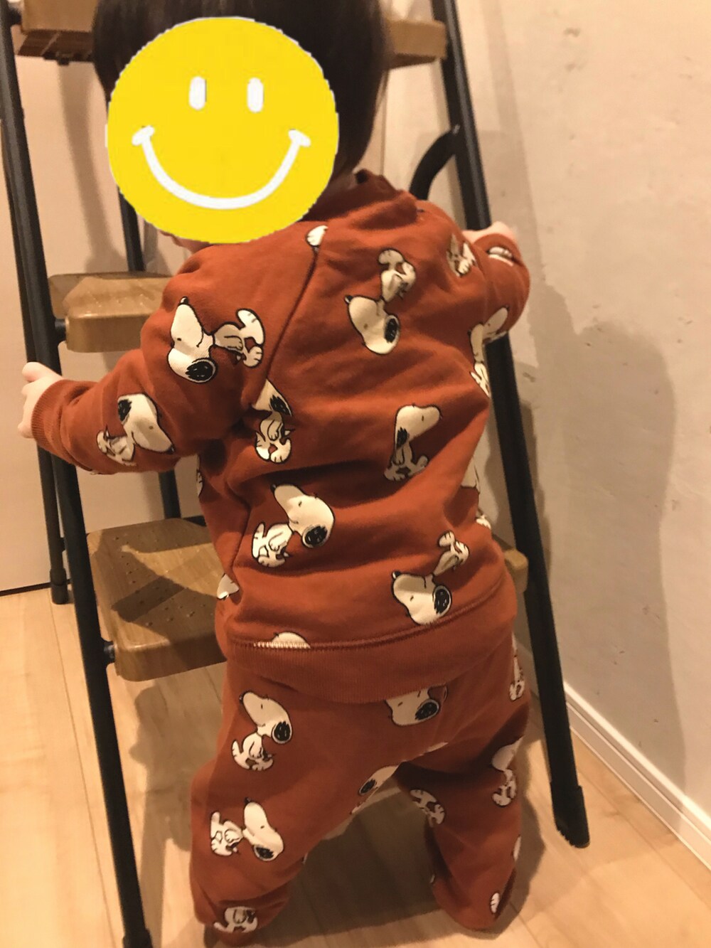 ブラウン系のルームウェアを着用したキッズの秋コーディネートの2枚目の写真