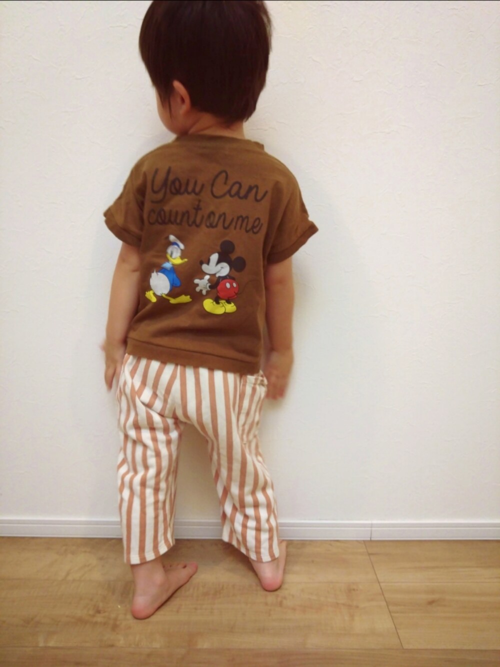 ブラウン系のTシャツ/カットソー、ブラウン系のパンツを着用したメンズの夏コーディネートの2枚目の写真