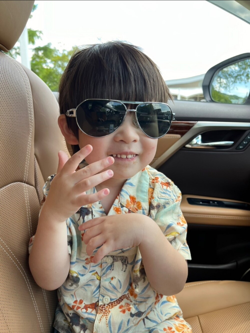 その他のシャツ/ブラウス、グレー系のパンツを着用したキッズの夏コーディネートの2枚目の写真