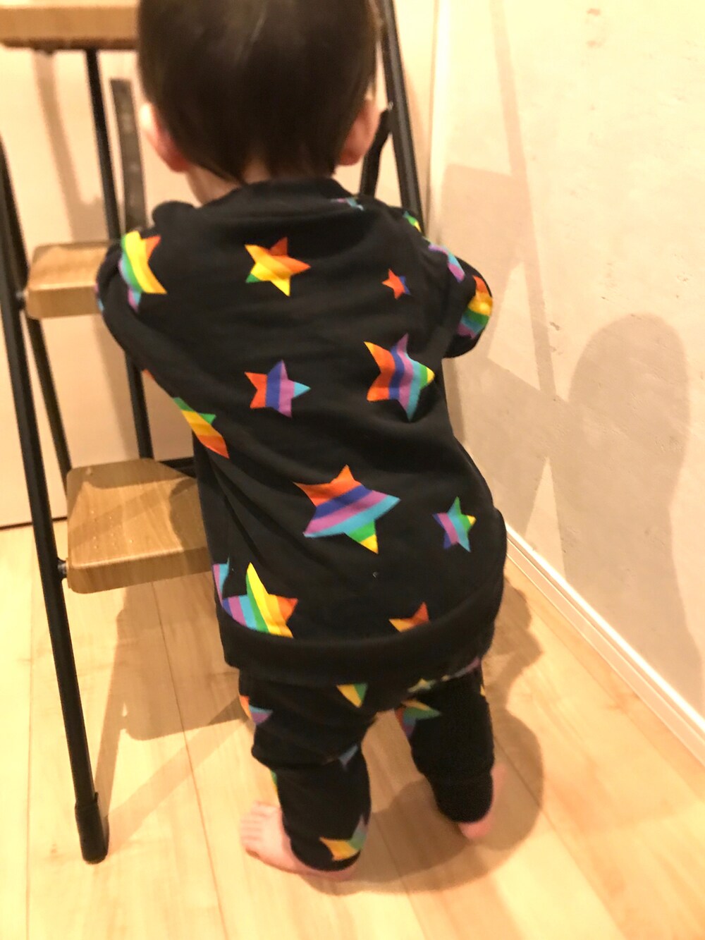 ブラック系のルームウェアを着用したキッズの秋コーディネートの2枚目の写真