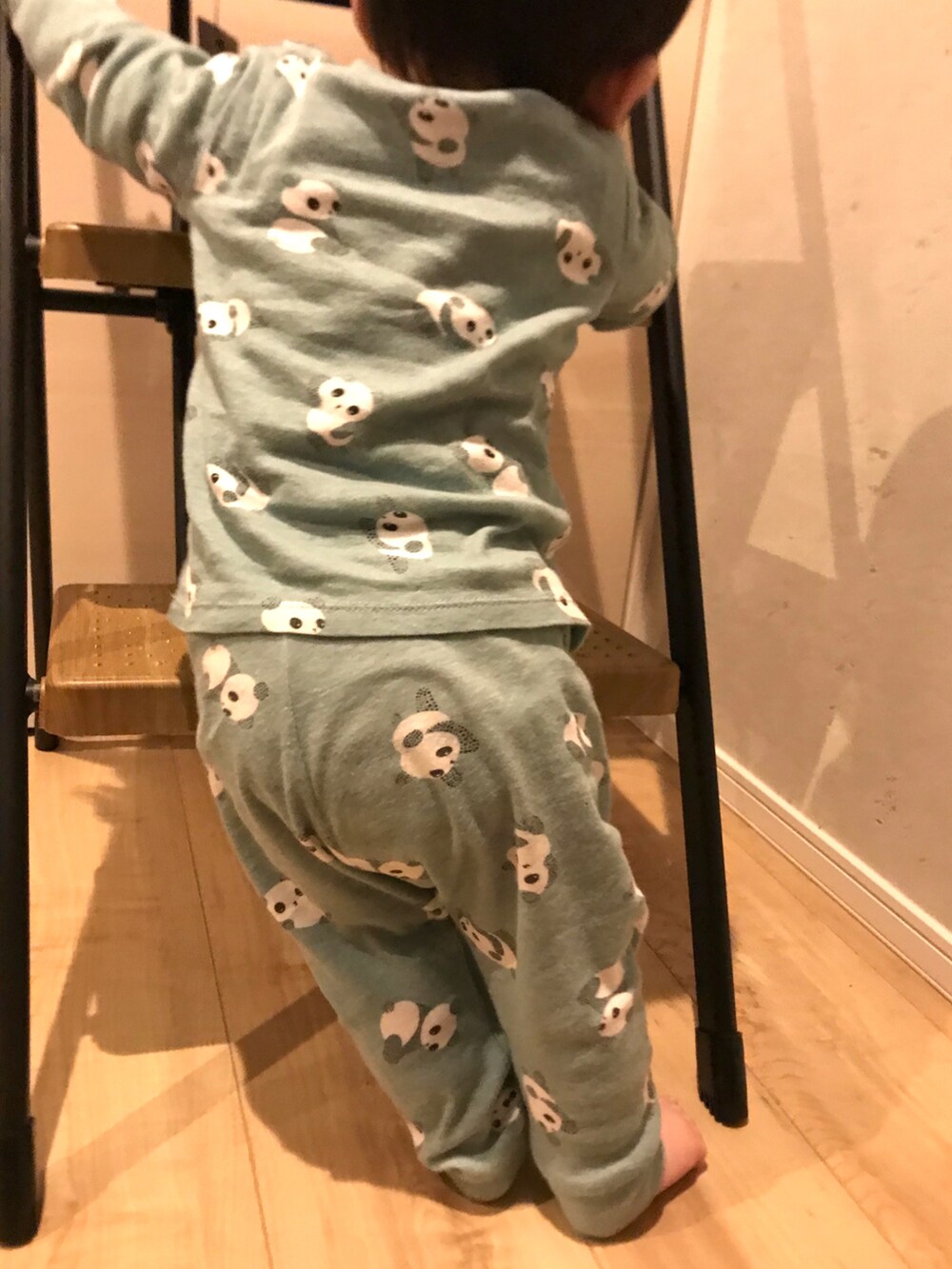 グリーン系のルームウェアを着用したキッズの秋コーディネートの2枚目の写真