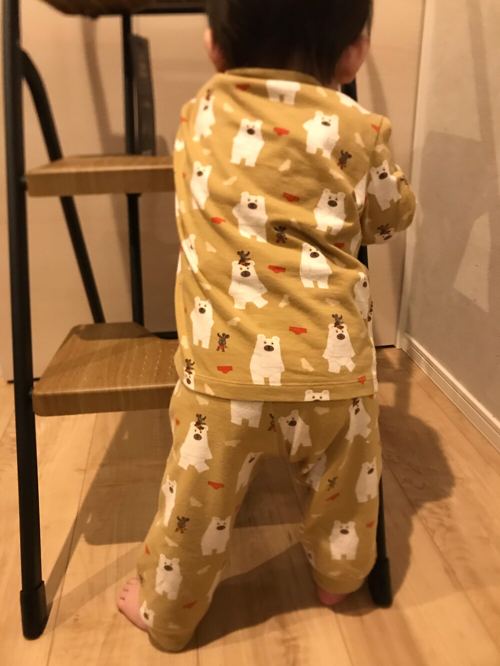 その他のルームウェアを着用したキッズの秋コーディネートの2枚目の写真