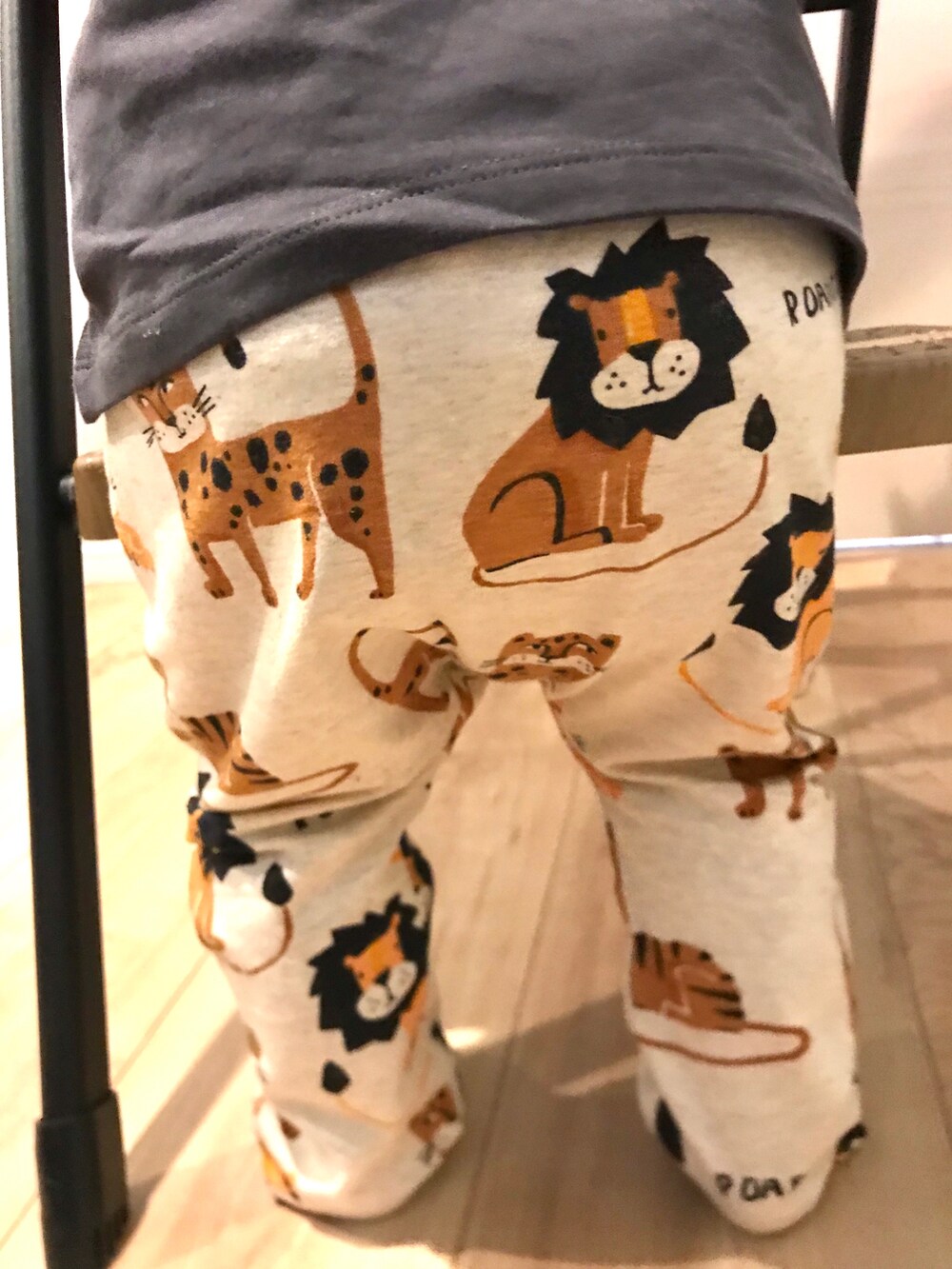 ブラック系のルームウェアを着用したキッズの秋コーディネートの2枚目の写真