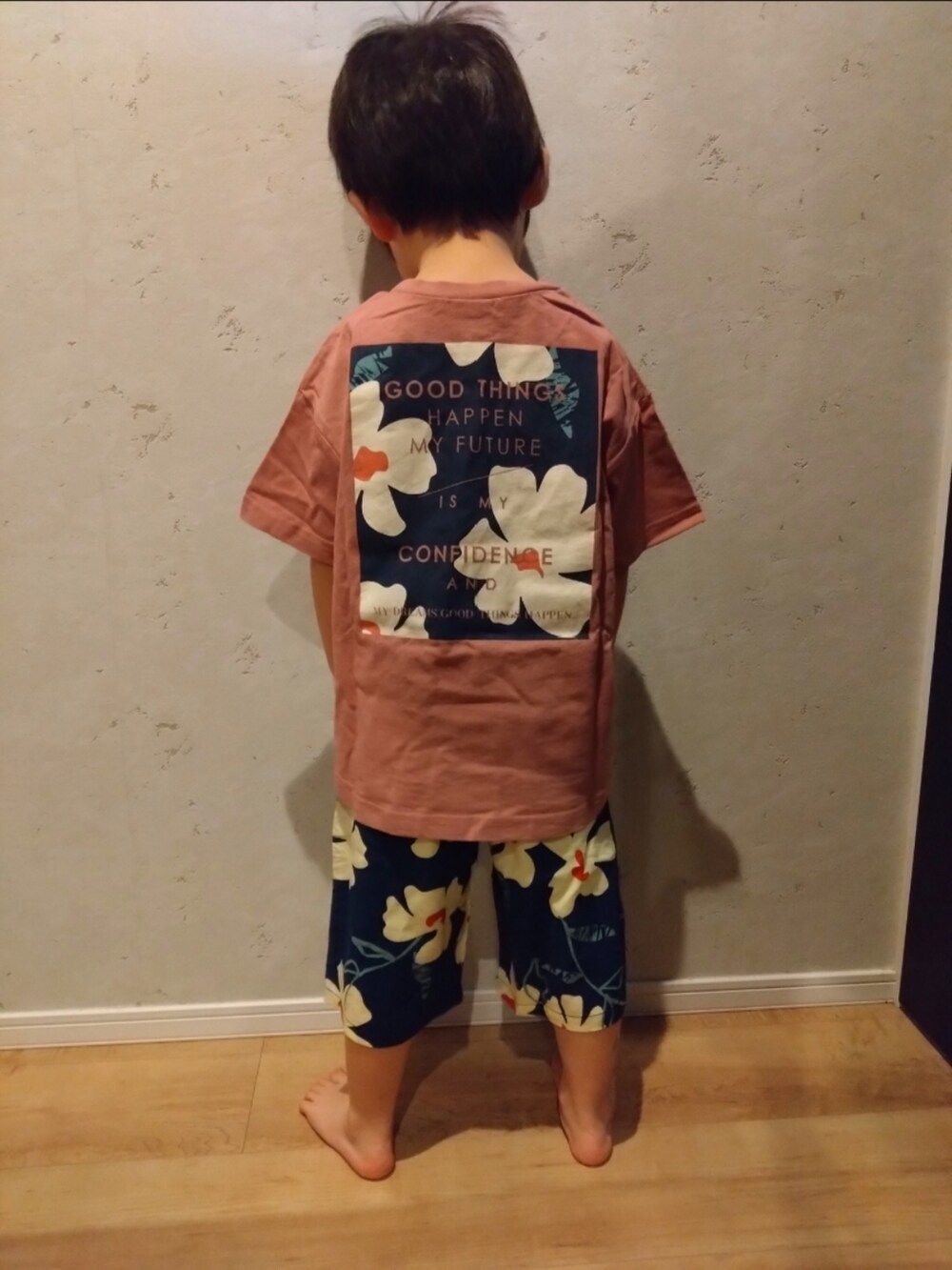 ピンク系のTシャツ/カットソー、ブルー系のパンツを着用したキッズの夏コーディネートの2枚目の写真