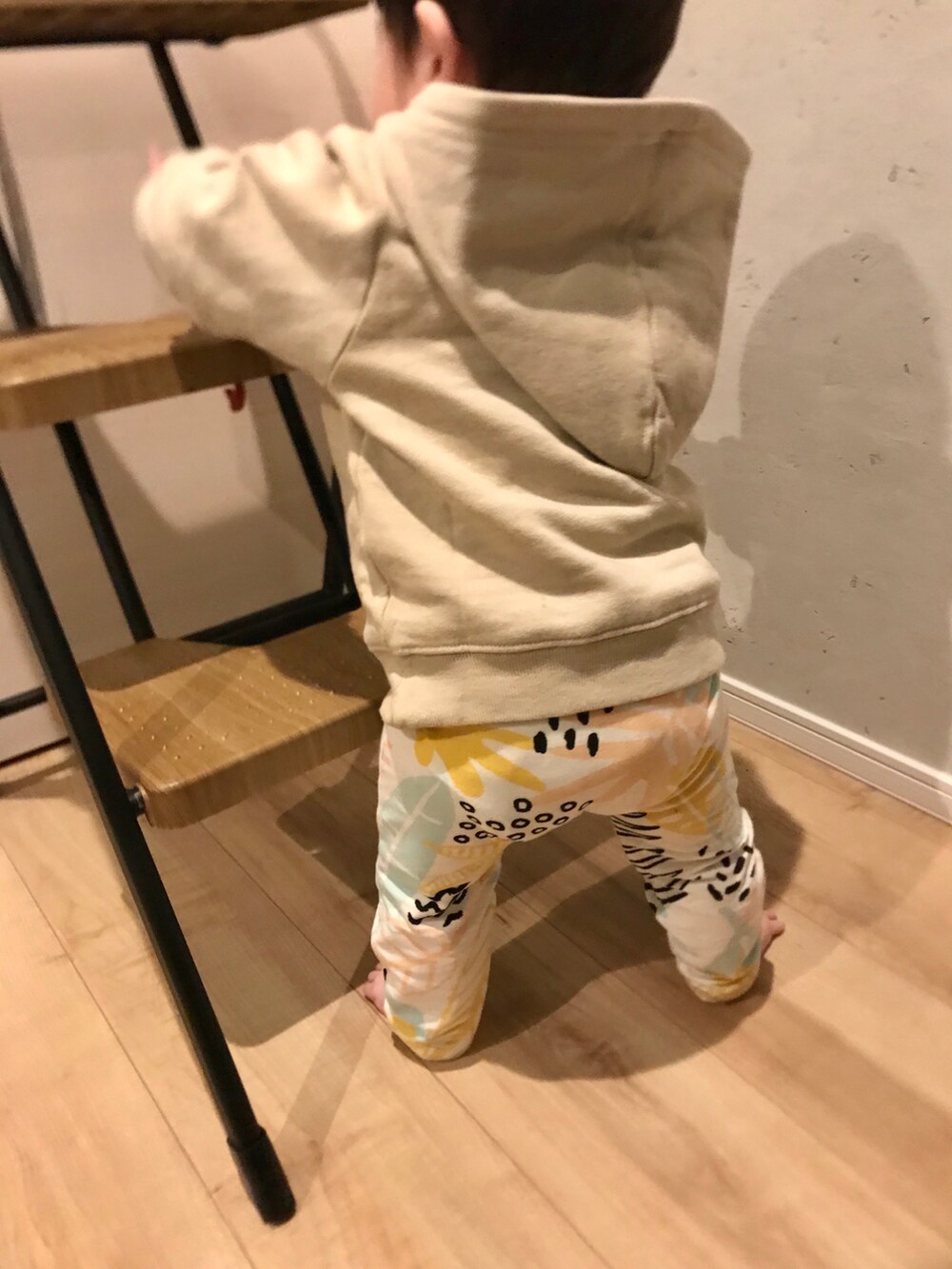 その他のパンツ、ベージュ系のパーカーを着用したキッズの秋コーディネートの2枚目の写真