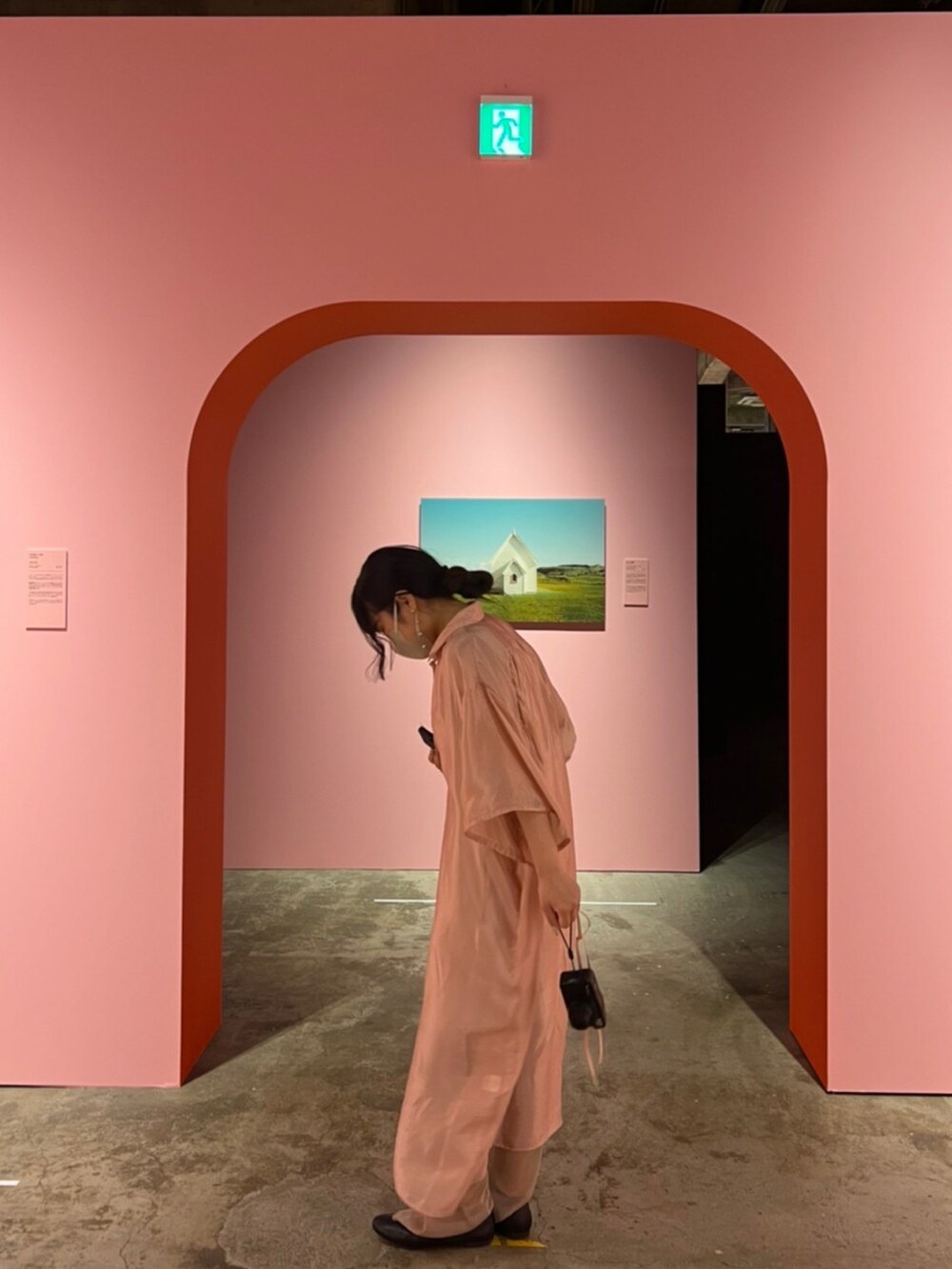 ピンク系のワンピース、ベージュ系のレギンス/スパッツを着用したレディースの春コーディネートの2枚目の写真