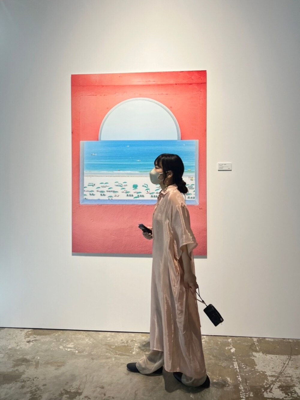 ピンク系のワンピース、ベージュ系のレギンス/スパッツを着用したレディースの春コーディネートの3枚目の写真