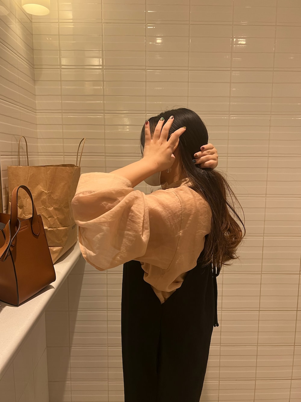 ブラック系のサロペット/オーバーオール、ブラック系のバレエシューズ、グリーン系のテーラードジャケットを着用したレディースの秋コーディネートの2枚目の写真