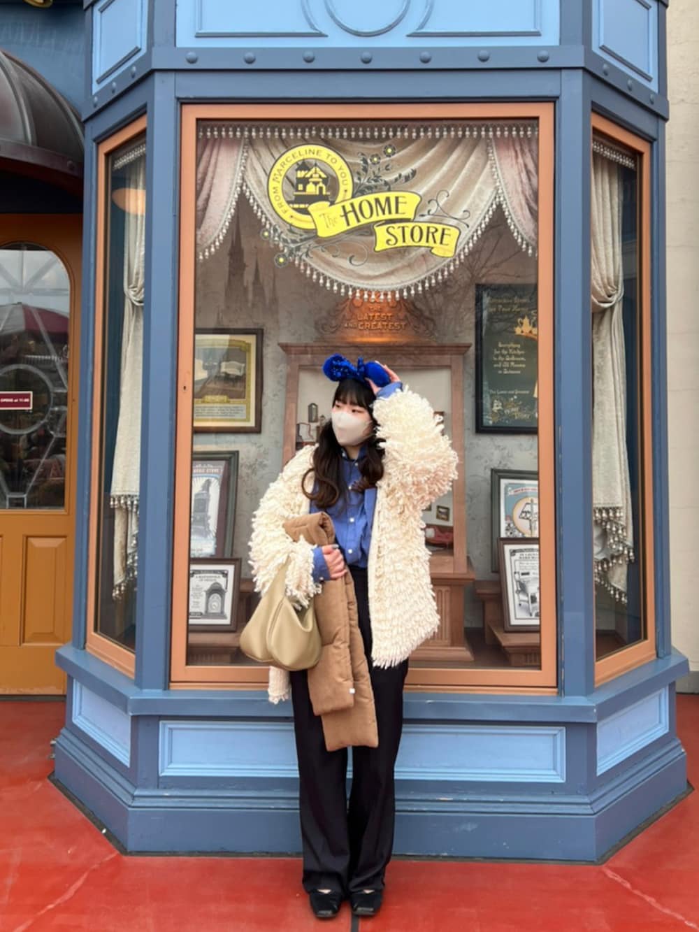 ベージュ系のハンドバッグ、ブラック系のスラックス、その他のシャツ/ブラウスを着用したレディースの春コーディネートの2枚目の写真