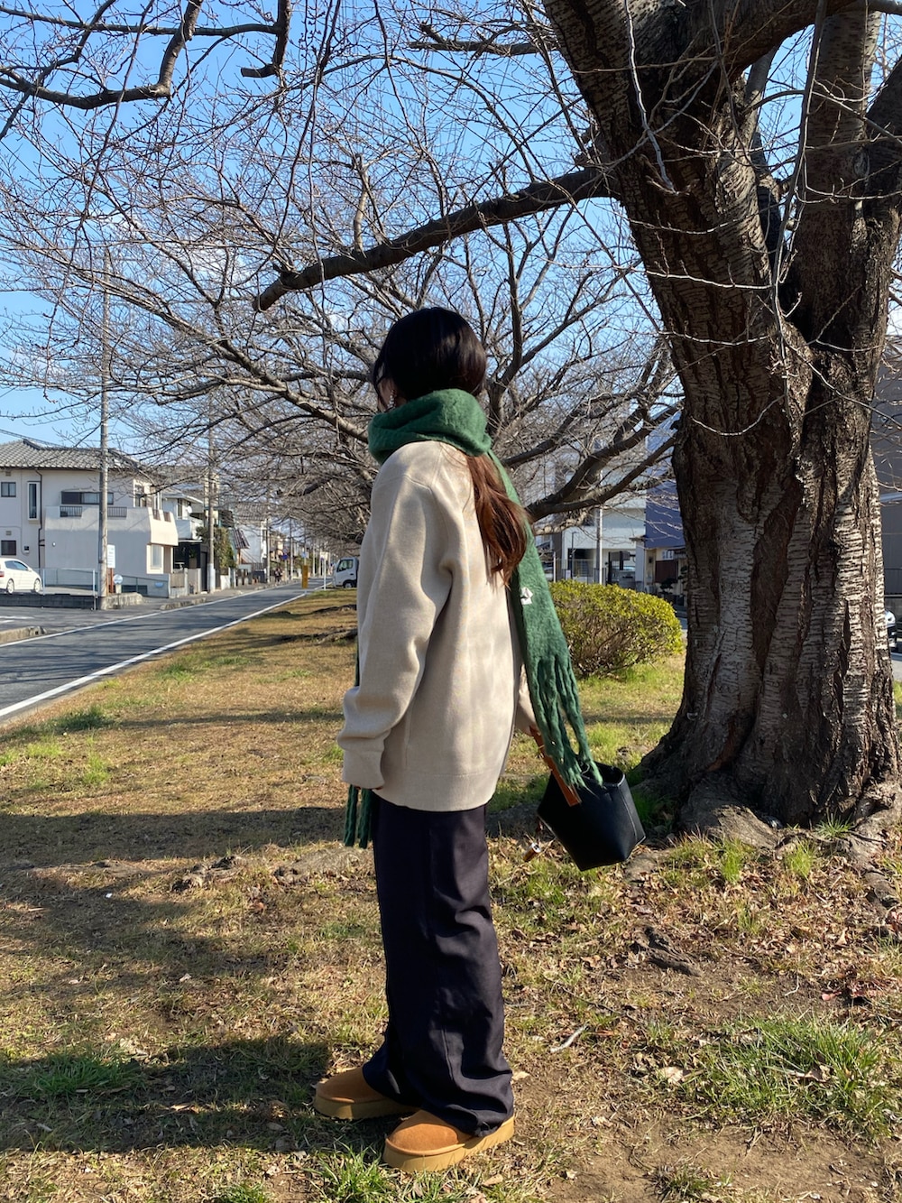 ベージュ系のニット/セーター、ブラック系のバッグ、ブラック系のスラックスを着用したレディースの冬コーディネートの2枚目の写真