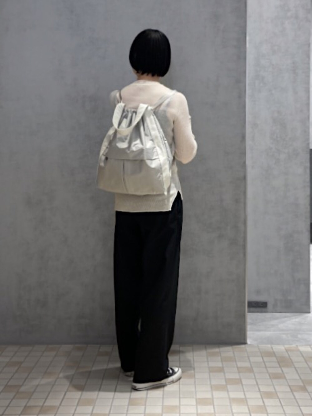 グレー系のバックパック/リュックを着用したレディースの春コーディネートの2枚目の写真