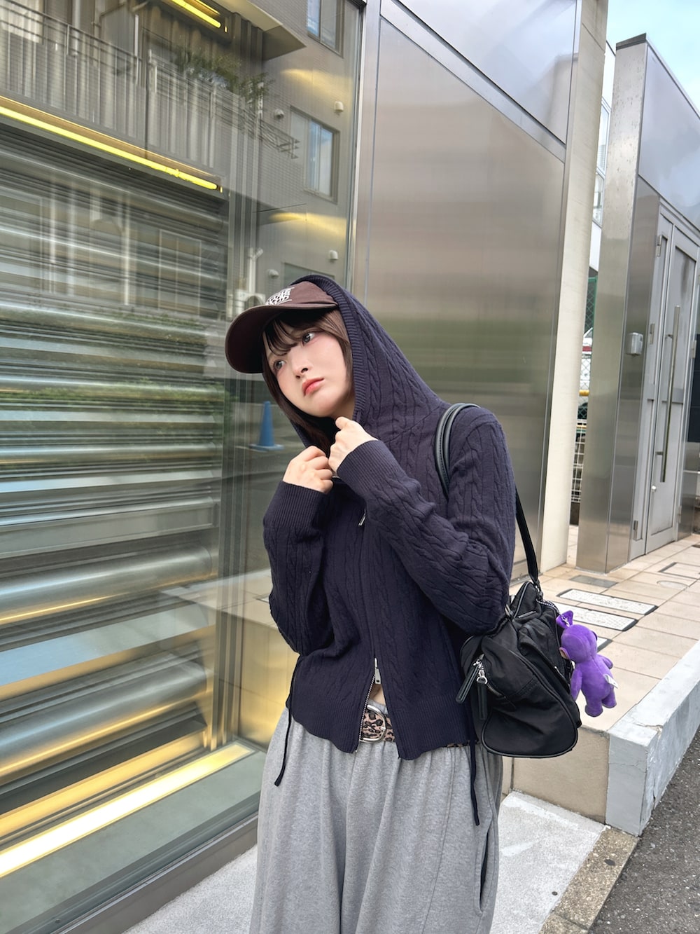 ブラウン系のスニーカー、ブラック系のトートバッグ、ブラウン系のベルトを着用したレディースの秋コーディネートの4枚目の写真