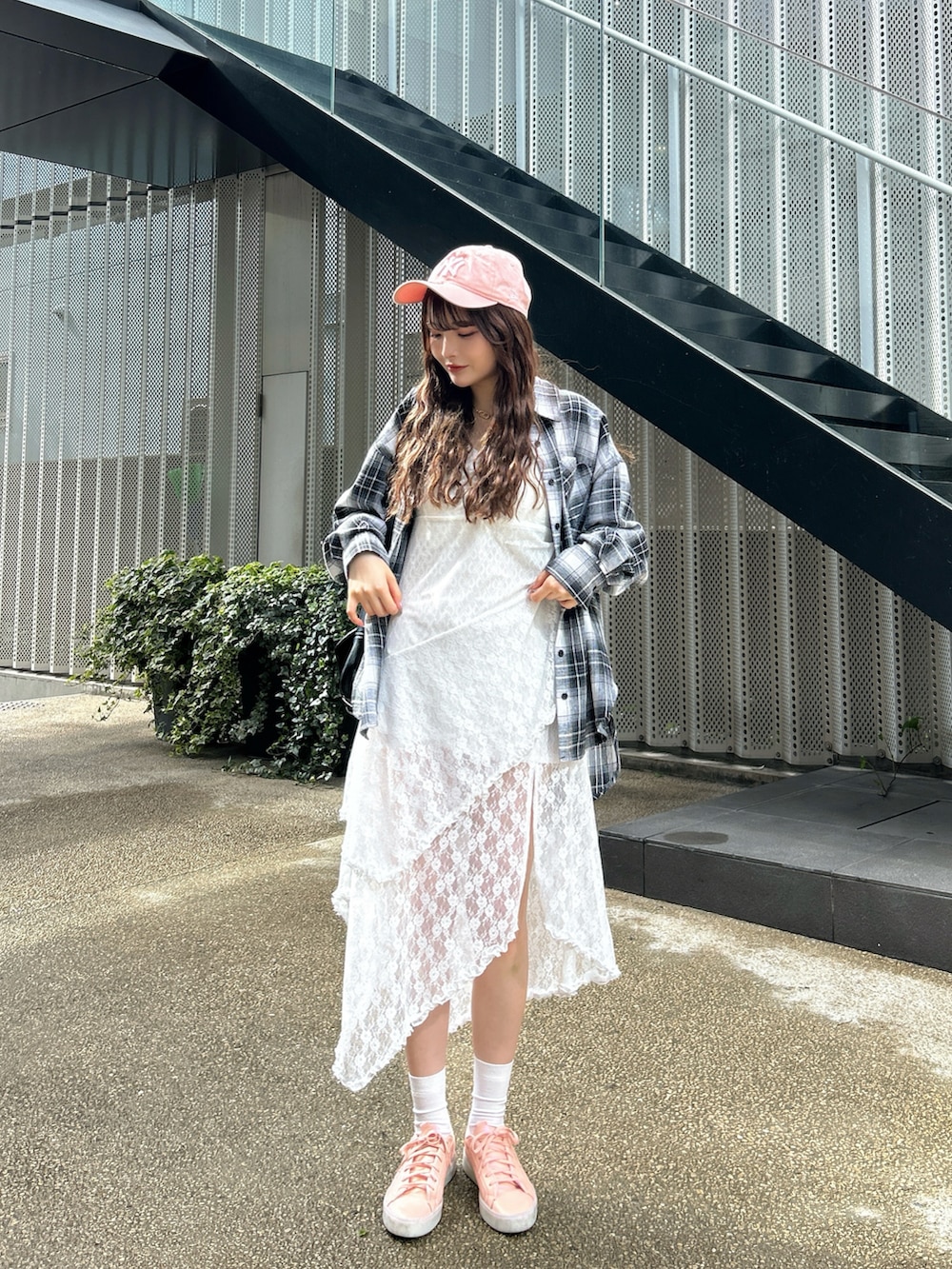 「春めき満開コーデ、最近のいい感じコーデ、レース、キャップ、キャップ女子、ニューエラ、adidas、NEW ERA、ワンピース、春色、デートコーデ、スニーカー、ピンクコーデ、お出かけコーデ、やっぱり帽子が好き」｜「adidasのアイテム（スニーカー、ピンク系）」を使った、SAKURAさん（レディース・161cm）の春コーディネートの2枚目の写真