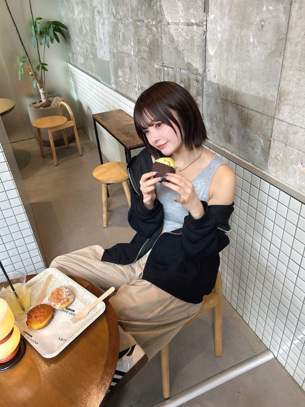 ホワイト系のスニーカーを着用したレディースの秋コーディネートの3枚目の写真