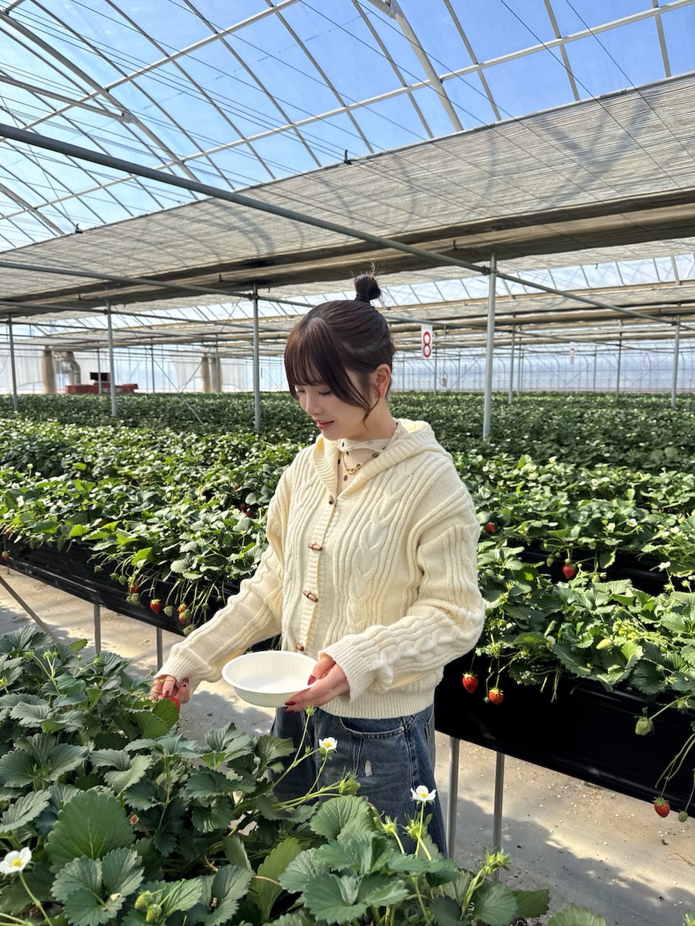 ブラック系のスニーカー、ホワイト系のトップス、ホワイト系のその他トップスを着用したレディースの春コーディネートの3枚目の写真