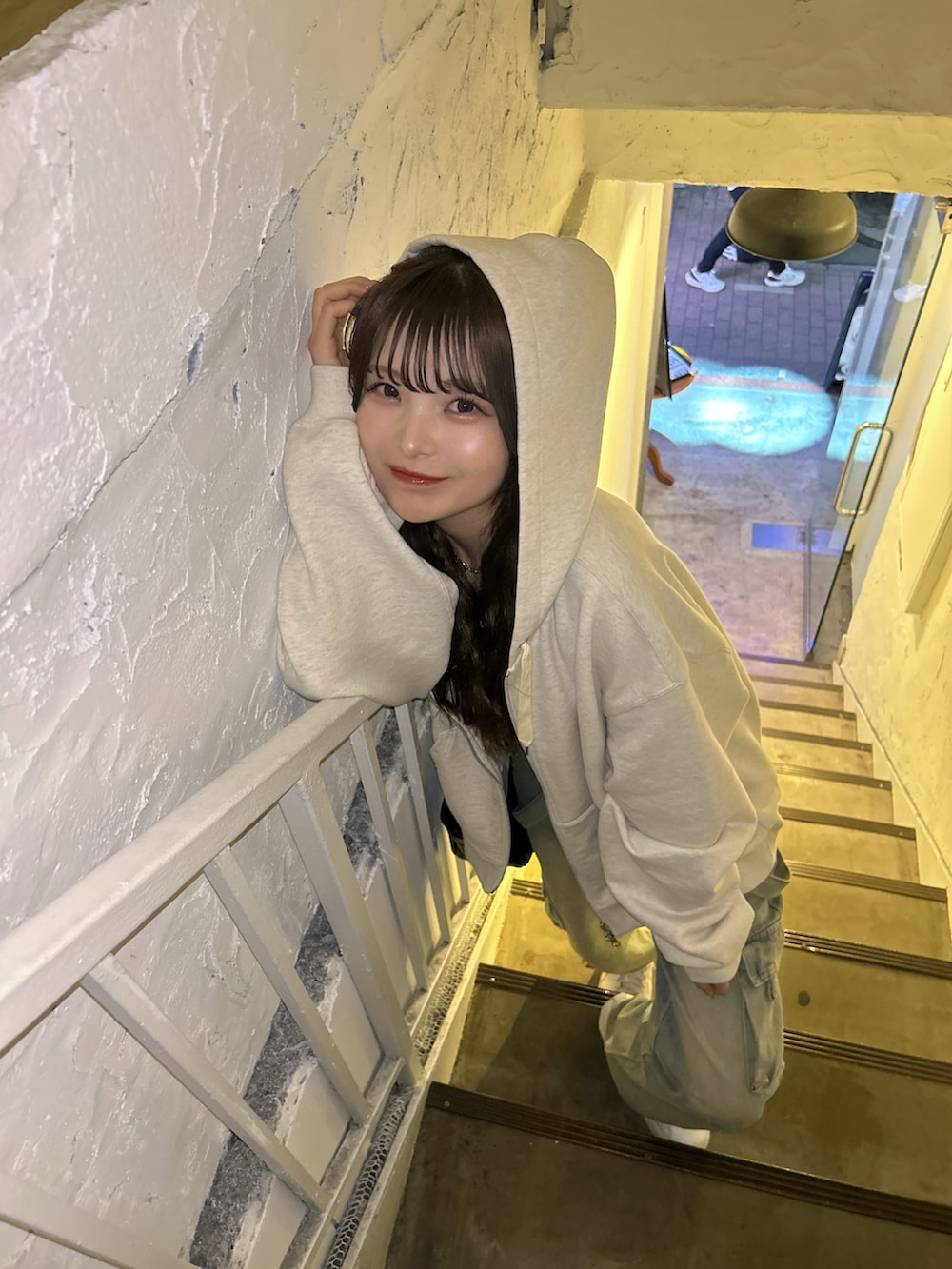 「春めき満開コーデ、春色、デニム、ゆるコーデ、パーカー、デニムコーデ、最近のいい感じコーデ、韓国コーデ、スポーツミックス」｜「SONAのアイテム（デニムパンツ、ブルー系）」を使った、SAKURAさん（レディース・161cm）の春コーディネートの2枚目の写真