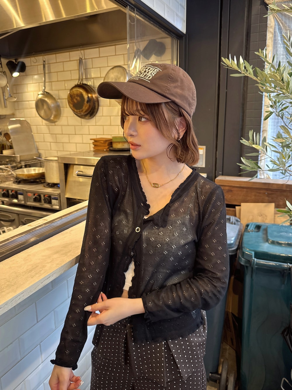 ベージュ系のサンダルを着用したレディースの春コーディネートの2枚目の写真