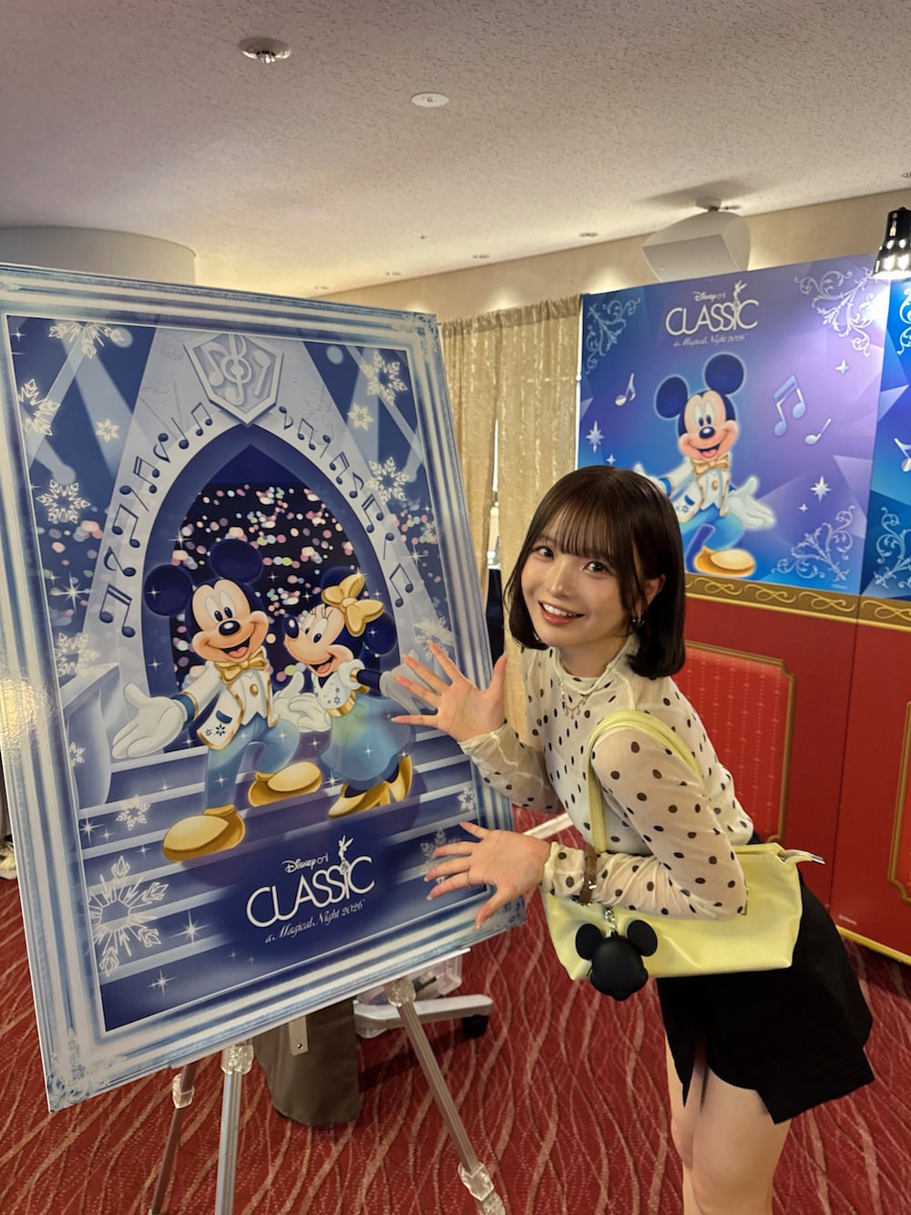 ホワイト系のトップス、イエロー系のハンドバッグを着用したレディースの秋コーディネートの2枚目の写真