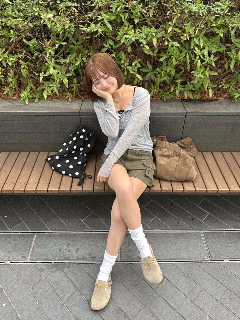 イエロー系のTシャツ/カットソー、ブラウン系のジャケット/アウター、グリーン系のパンツを着用したレディースの春コーディネートの2枚目の写真