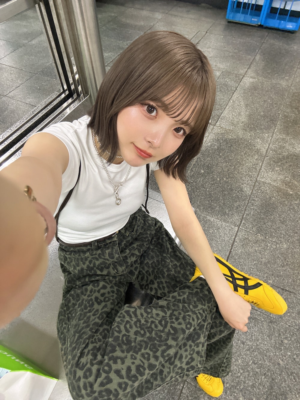 「Onitsuka Tiger、オニツカタイガー、黄色、イエロー、スニーカー、レオパード、ひょう柄、デニムパンツ、カーブパンツ、メンズライク、カジュアルコーデ、Tシャツ、夏コーデ、白Tシャツ」｜「RAY CASSINの【ウエスト調節可】サイド切替ワイドデニムパンツ（デニムパンツ、グリーン系）」を使った、SAKURAさん（骨格ストレート・レディース・161cm）の夏コーディネートの5枚目の写真
