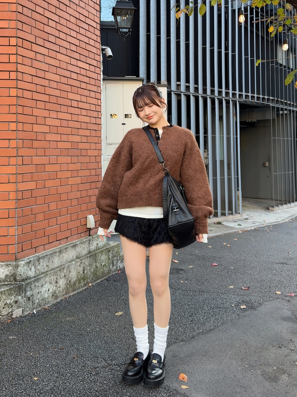 ベージュ系のニット/セーター、ブラック系のその他パンツ、ブラック系のローファーを着用したレディースの秋コーディネートの4枚目の写真