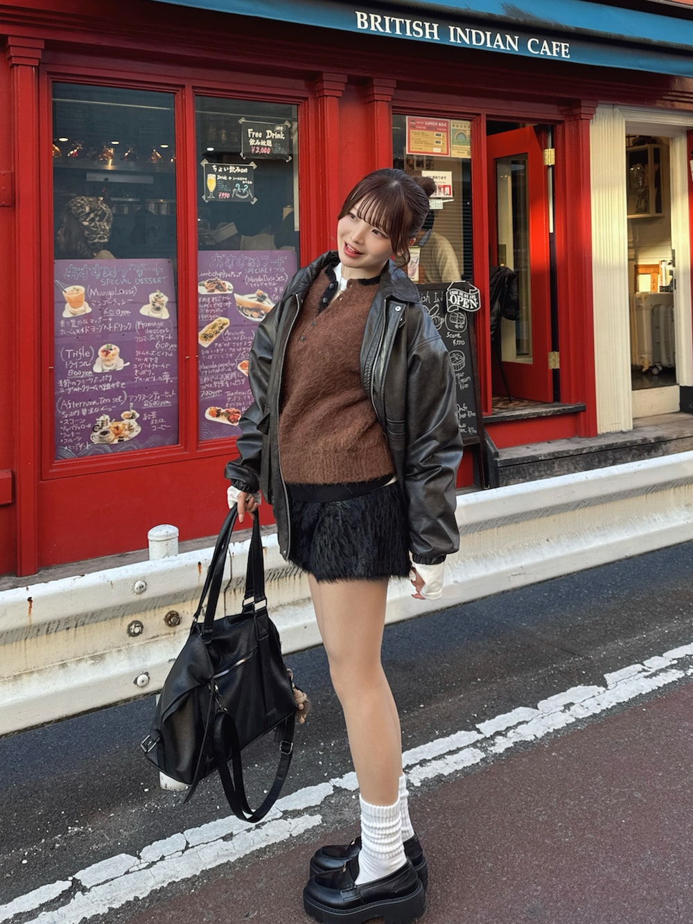 ベージュ系のニット/セーター、ブラック系のその他パンツ、ブラック系のローファーを着用したレディースの秋コーディネートの2枚目の写真