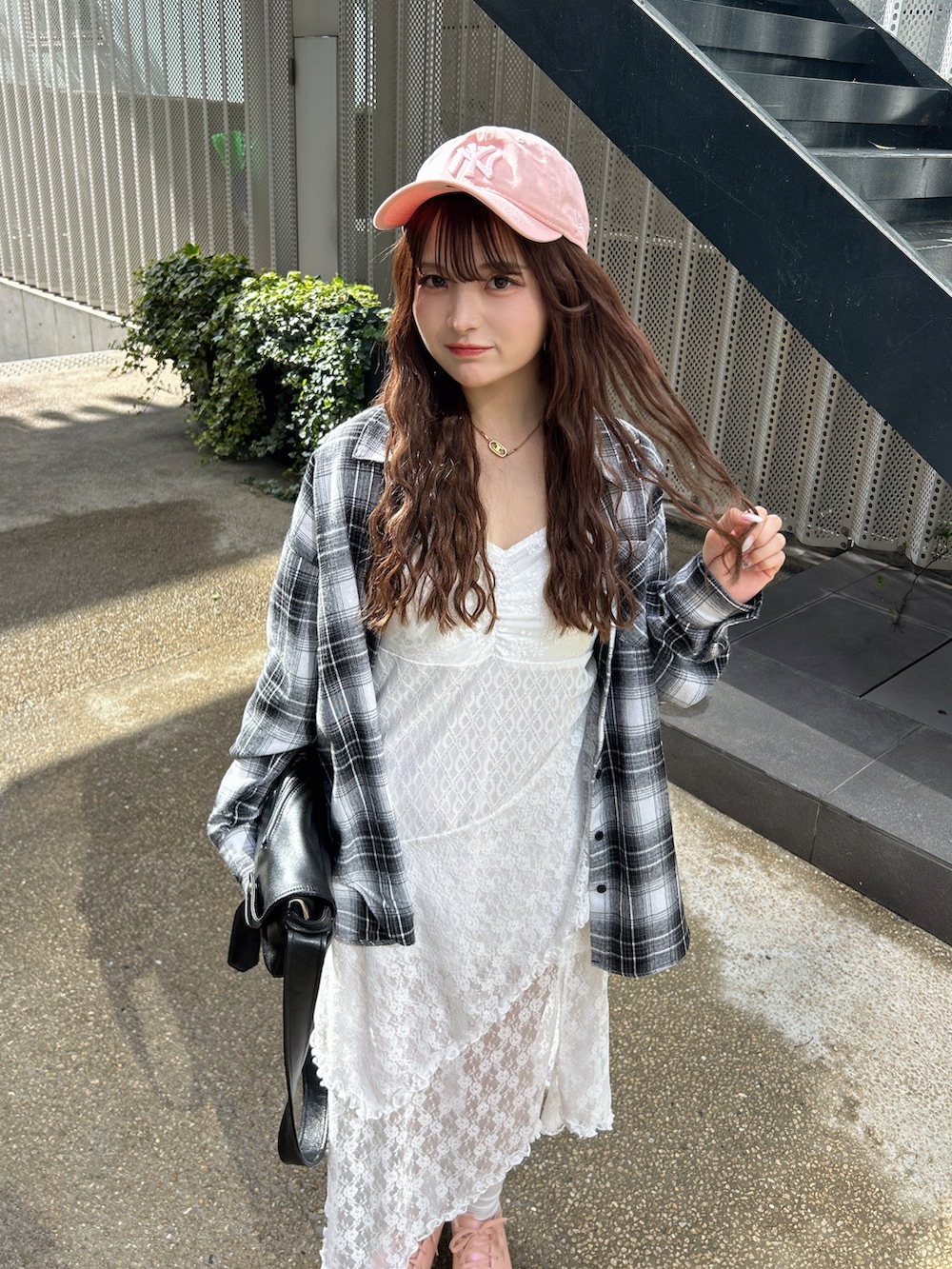 「春めき満開コーデ、最近のいい感じコーデ、レース、キャップ、キャップ女子、ニューエラ、adidas、NEW ERA、ワンピース、春色、デートコーデ、スニーカー、ピンクコーデ、お出かけコーデ、やっぱり帽子が好き」｜「adidasのアイテム（スニーカー、ピンク系）」を使った、SAKURAさん（レディース・161cm）の春コーディネートの3枚目の写真