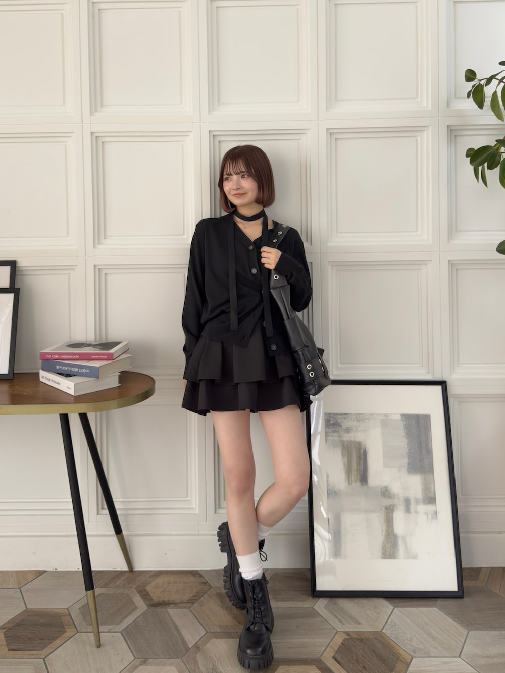 ブラック系のブーツを着用したレディースの冬コーディネートの2枚目の写真