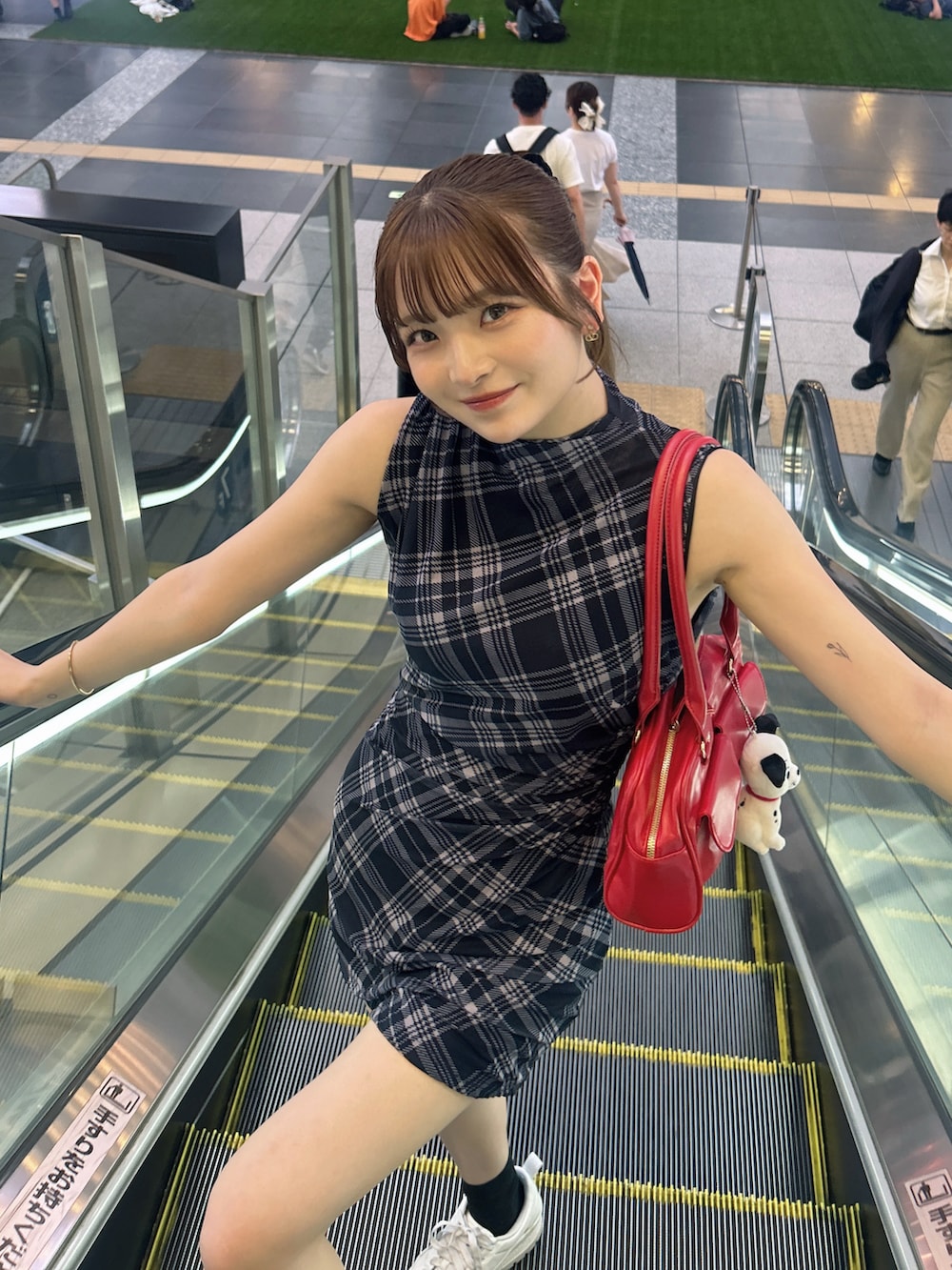 ホワイト系のスニーカー、その他の口紅/リップティント/グロスを着用したレディースの春コーディネートの2枚目の写真