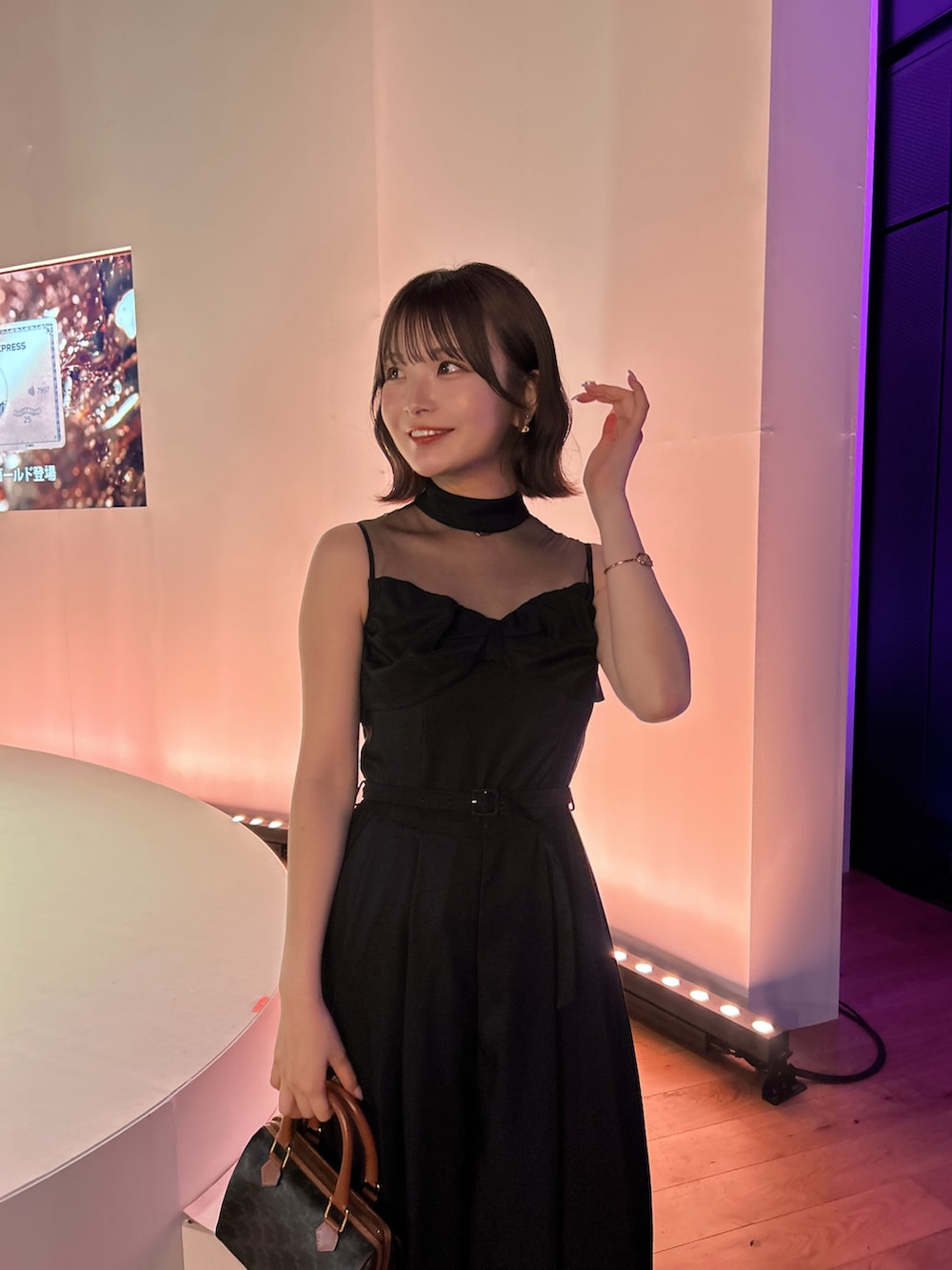 ブラック系のドレスを着用したレディースの夏コーディネートの2枚目の写真