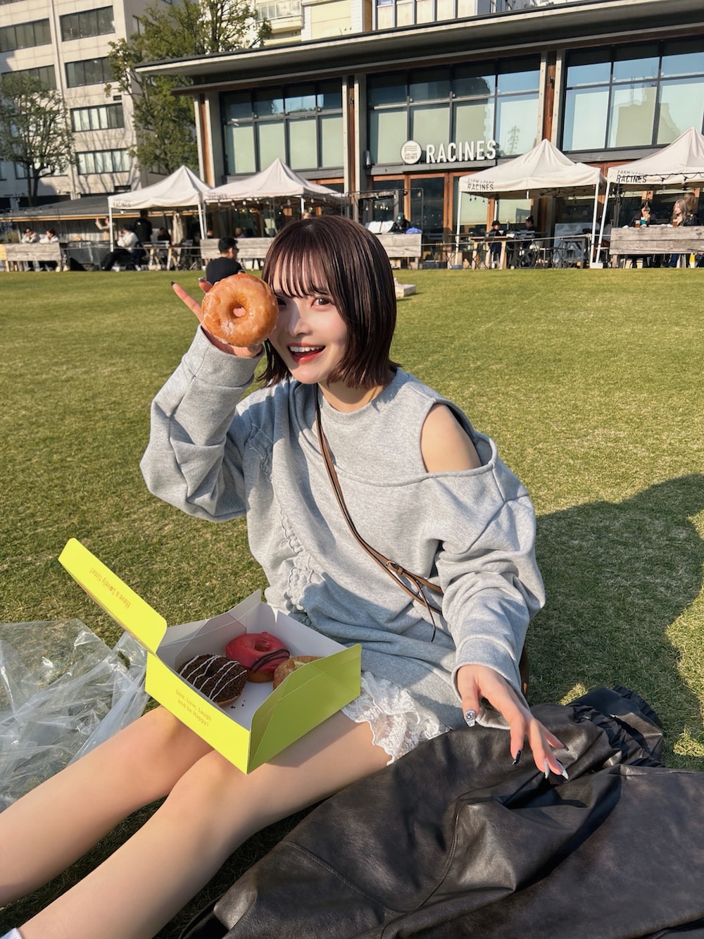 ホワイト系のスニーカー、グレー系のスウェットを着用したレディースの春コーディネートの2枚目の写真