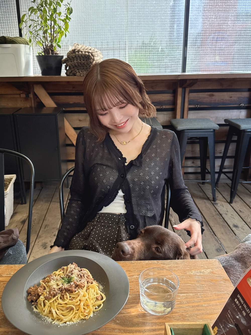 ベージュ系のサンダルを着用したレディースの春コーディネートの3枚目の写真