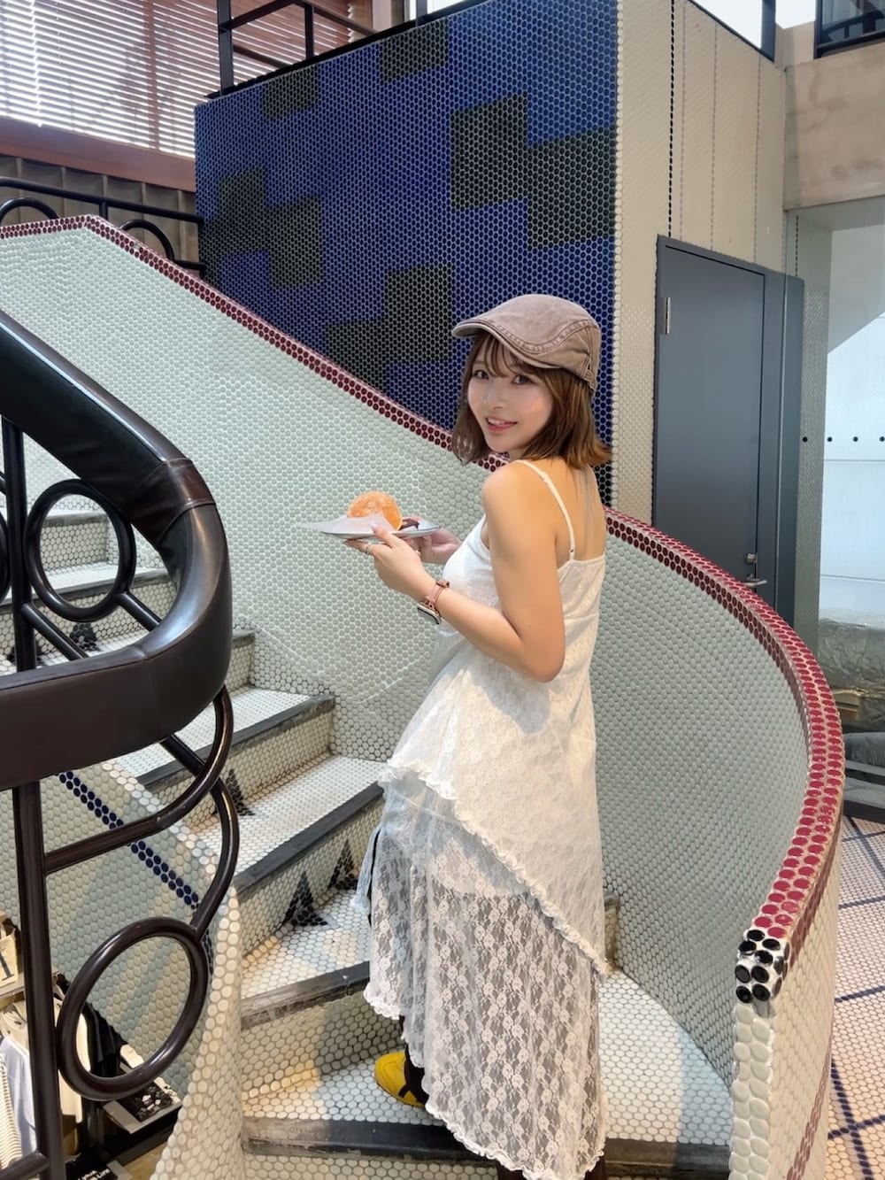 イエロー系のショルダーバッグ、ホワイト系のワンピース、イエロー系のスニーカーを着用したレディースの夏コーディネートの5枚目の写真