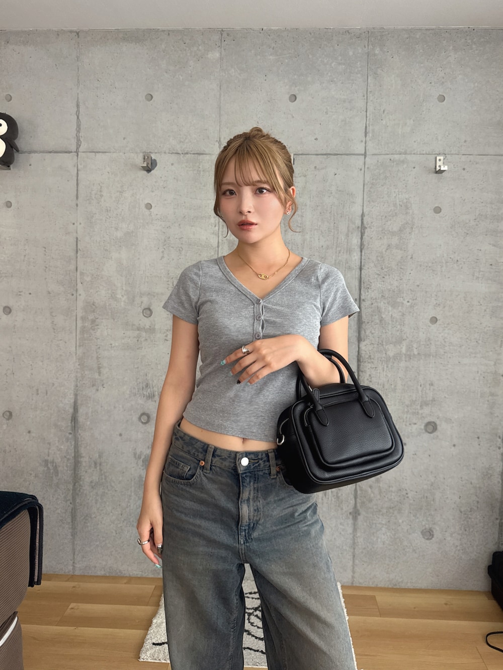 ブラック系のボストンバッグを着用したレディースの夏コーディネートの2枚目の写真