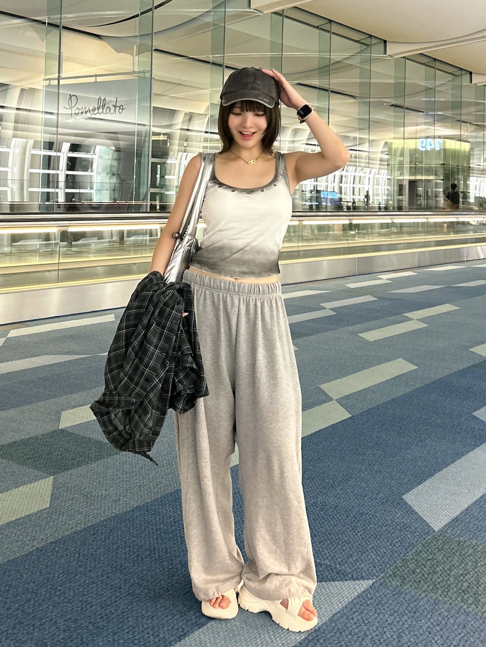 シルバー系のトートバッグ、ホワイト系のTシャツ/カットソーを着用したレディースの夏コーディネートの2枚目の写真