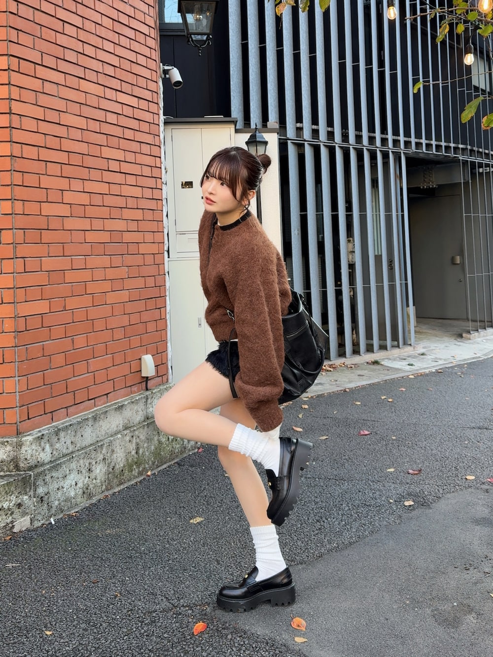 ベージュ系のニット/セーター、ブラック系のその他パンツ、ブラック系のローファーを着用したレディースの秋コーディネートの3枚目の写真