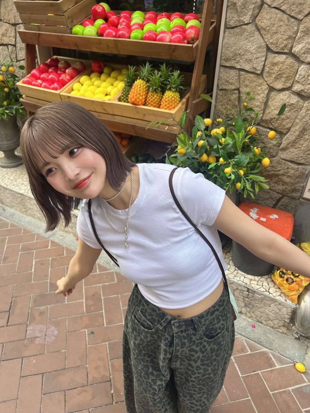 「Onitsuka Tiger、オニツカタイガー、黄色、イエロー、スニーカー、レオパード、ひょう柄、デニムパンツ、カーブパンツ、メンズライク、カジュアルコーデ、Tシャツ、夏コーデ、白Tシャツ」｜「RAY CASSINの【ウエスト調節可】サイド切替ワイドデニムパンツ（デニムパンツ、グリーン系）」を使った、SAKURAさん（骨格ストレート・レディース・161cm）の夏コーディネートの3枚目の写真
