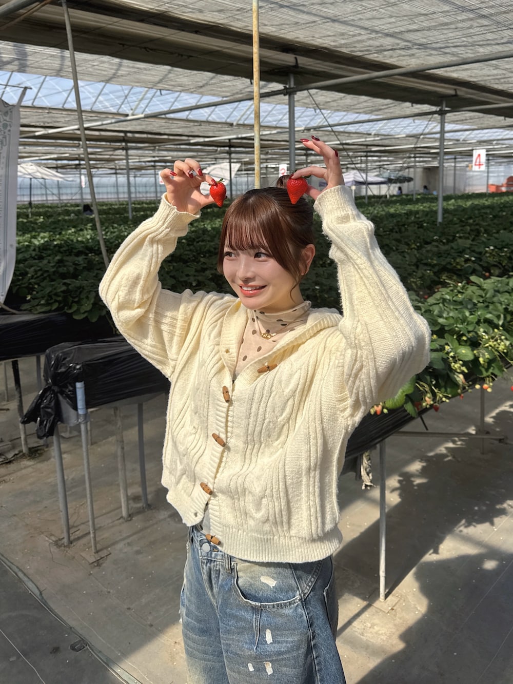 ブラック系のスニーカー、ホワイト系のトップス、ホワイト系のその他トップスを着用したレディースの春コーディネートの2枚目の写真