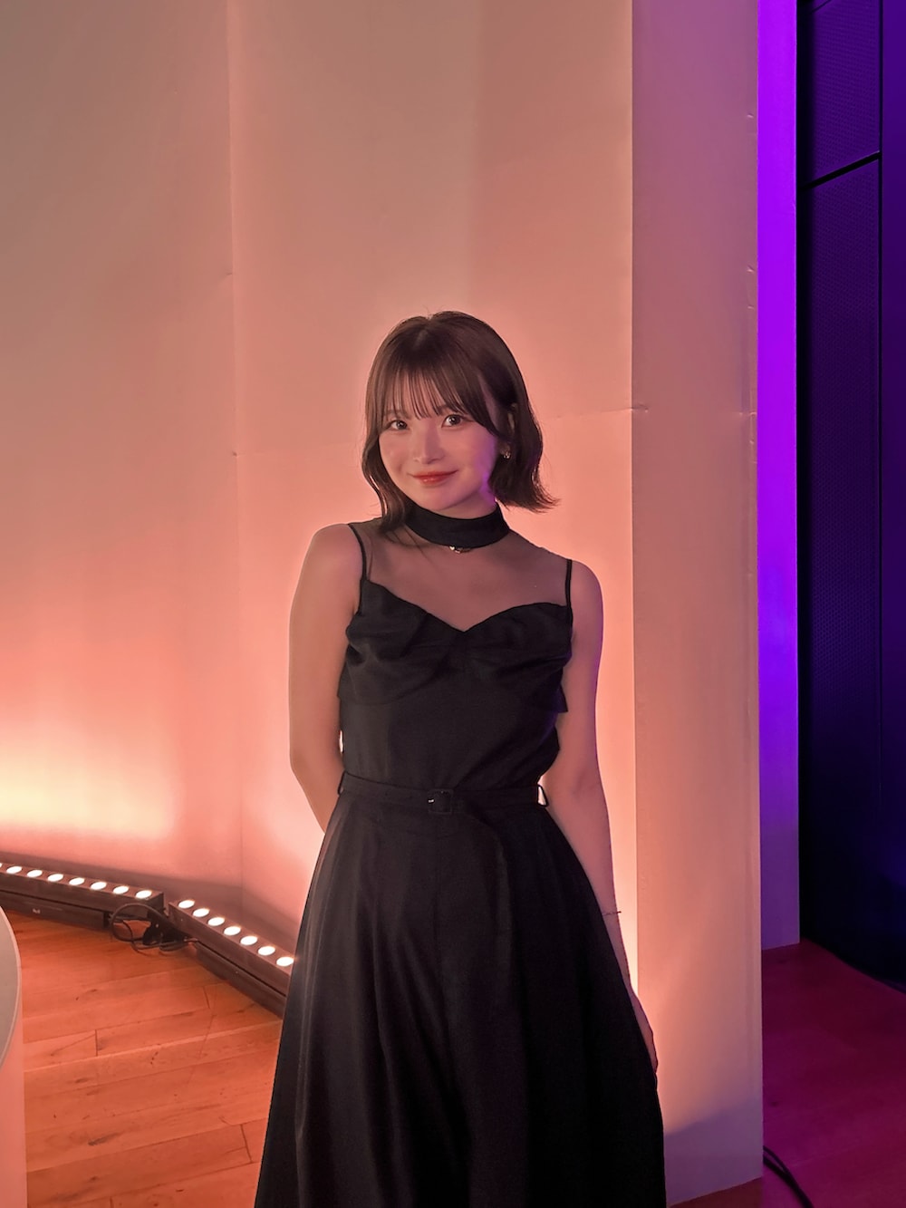 ブラック系のドレスを着用したレディースの夏コーディネートの3枚目の写真