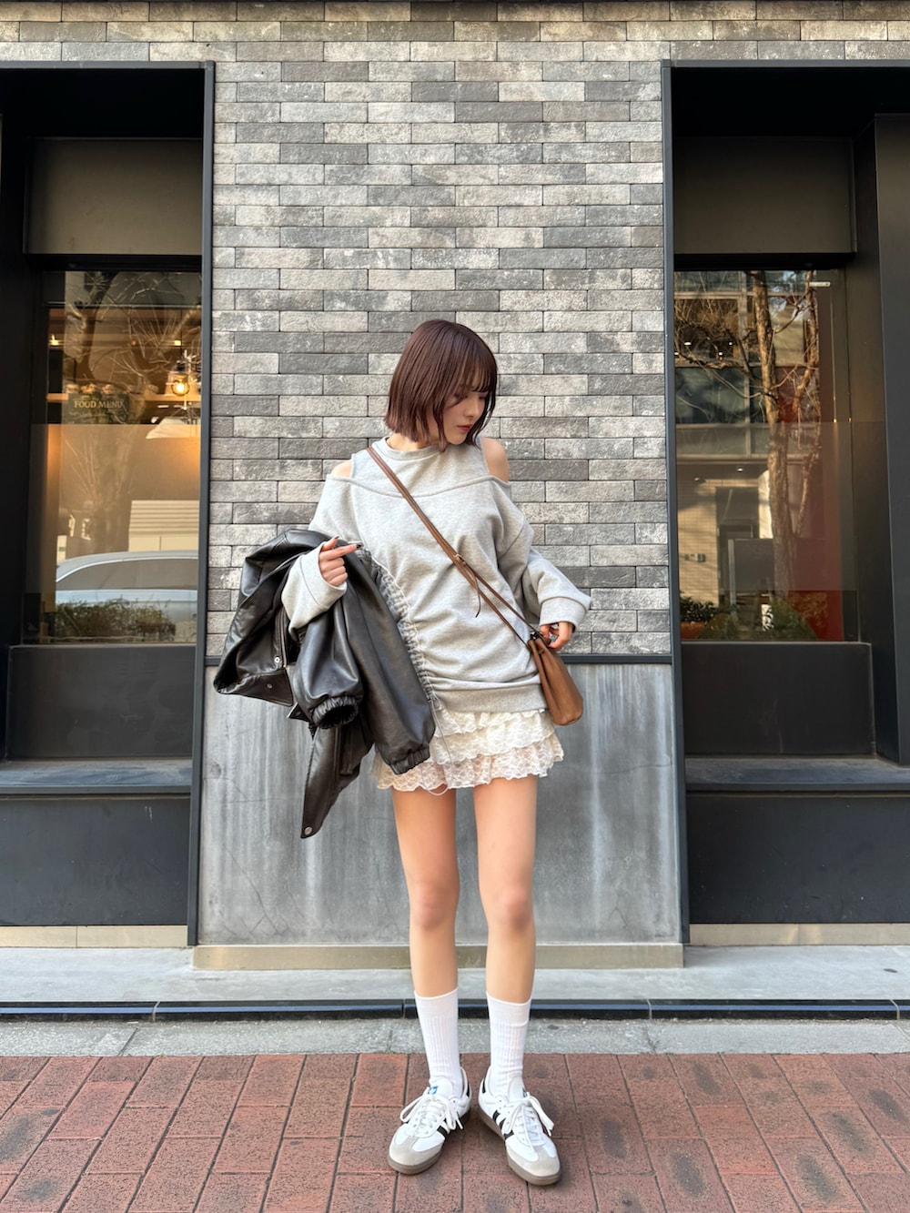 ホワイト系のスニーカー、グレー系のスウェットを着用したレディースの春コーディネートの4枚目の写真