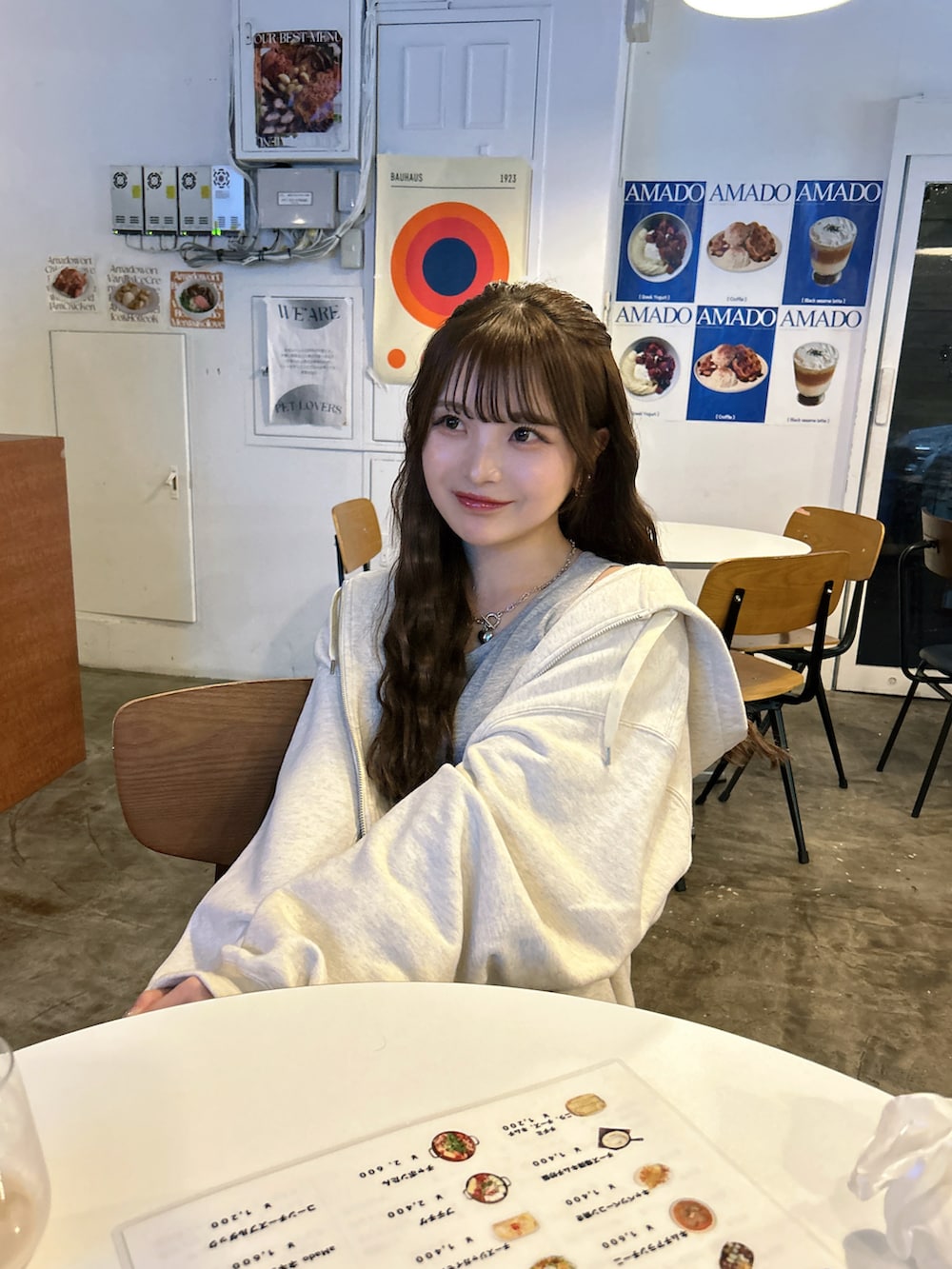 「春めき満開コーデ、春色、デニム、ゆるコーデ、パーカー、デニムコーデ、最近のいい感じコーデ、韓国コーデ、スポーツミックス」｜「SONAのアイテム（デニムパンツ、ブルー系）」を使った、SAKURAさん（レディース・161cm）の春コーディネートの3枚目の写真